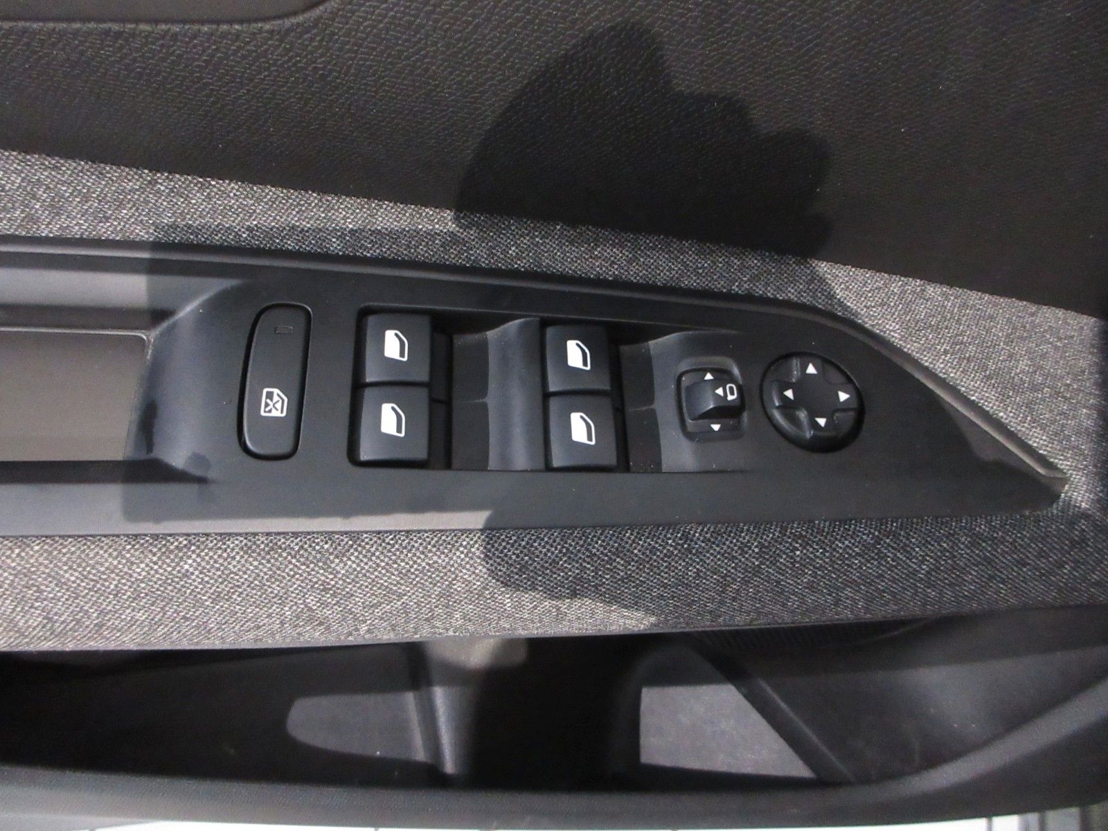 Fahrzeugabbildung Peugeot 5008 Active 1.2T LED/NAVI/PDC/TEMPOMAT