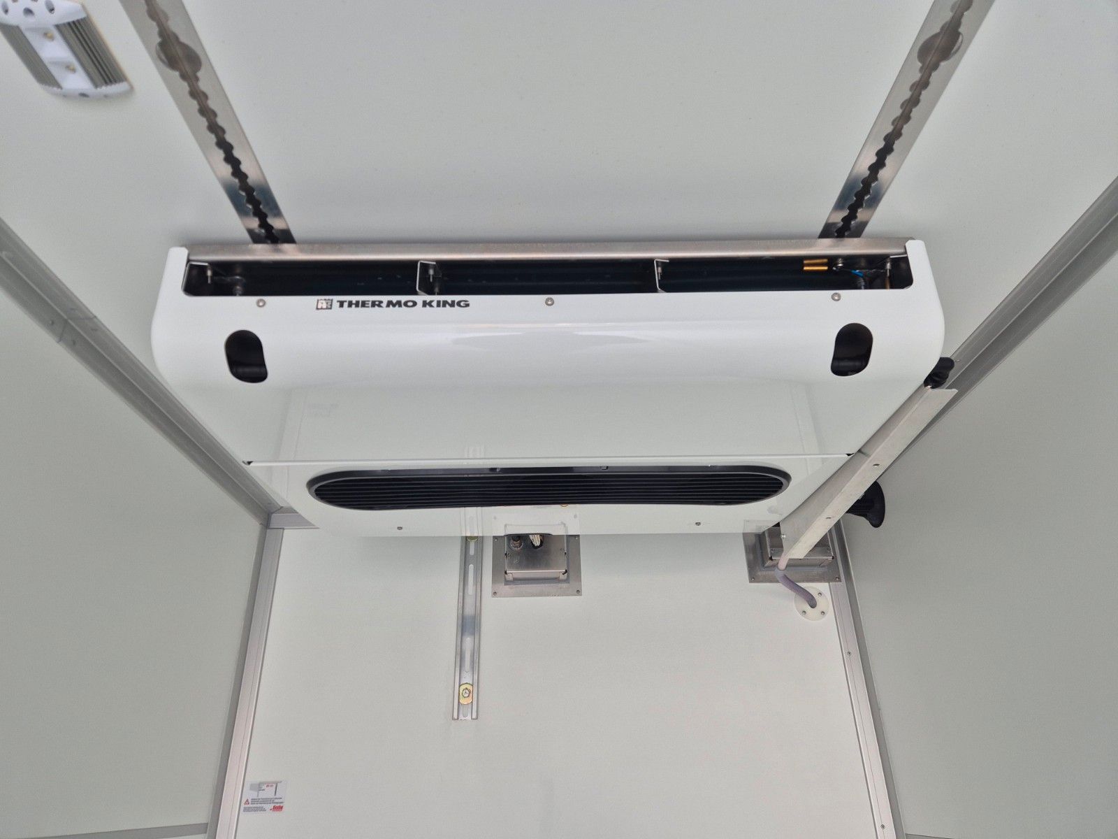 Fahrzeugabbildung Iveco Eurocargo ML160E28 ThermoKing R1200R LBW Tür AHK