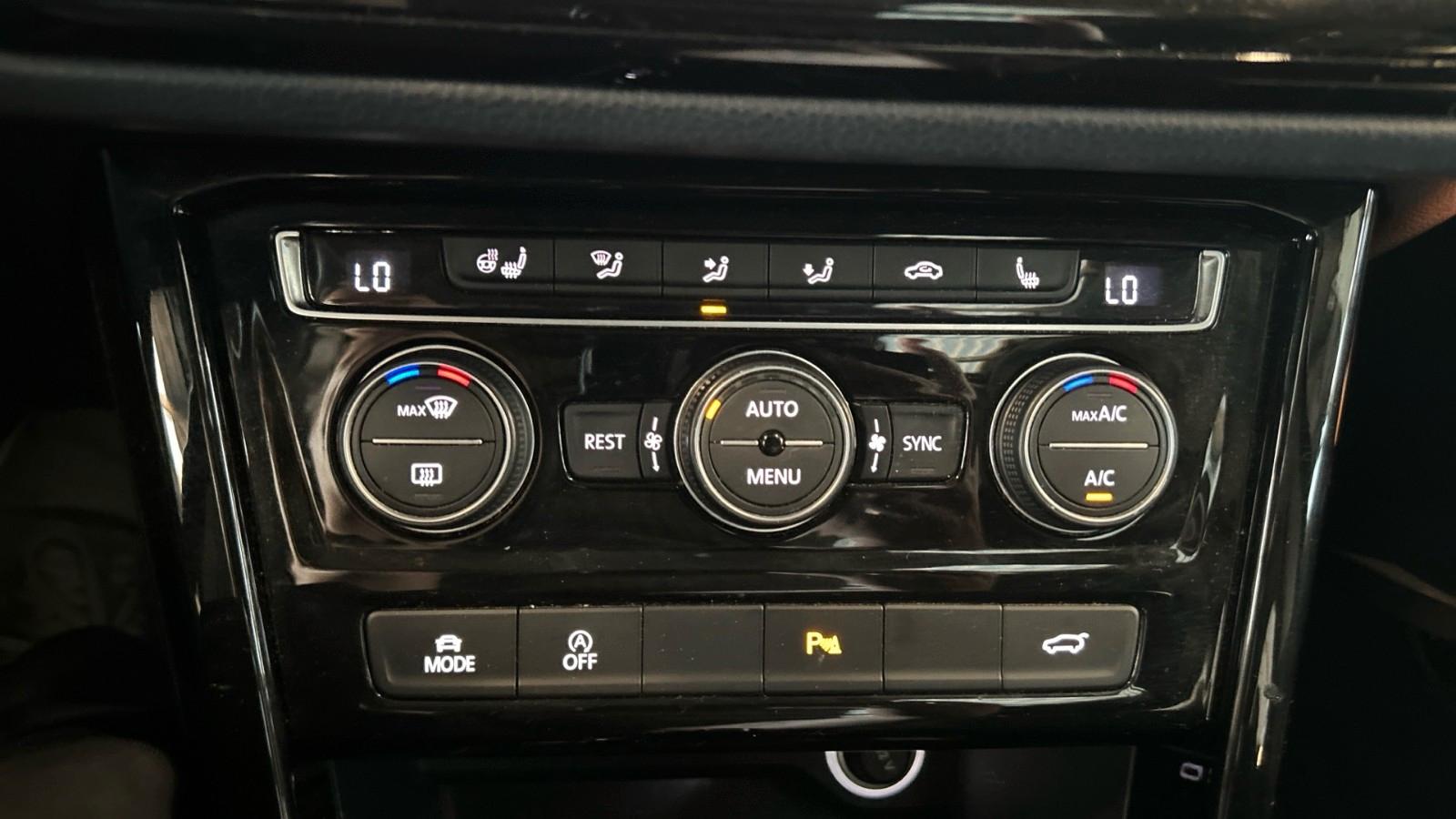 Volkswagen Touran R-Line High.7Sitze Navi Cockpit Pano.RFK AHK ACC, миниатюра 16