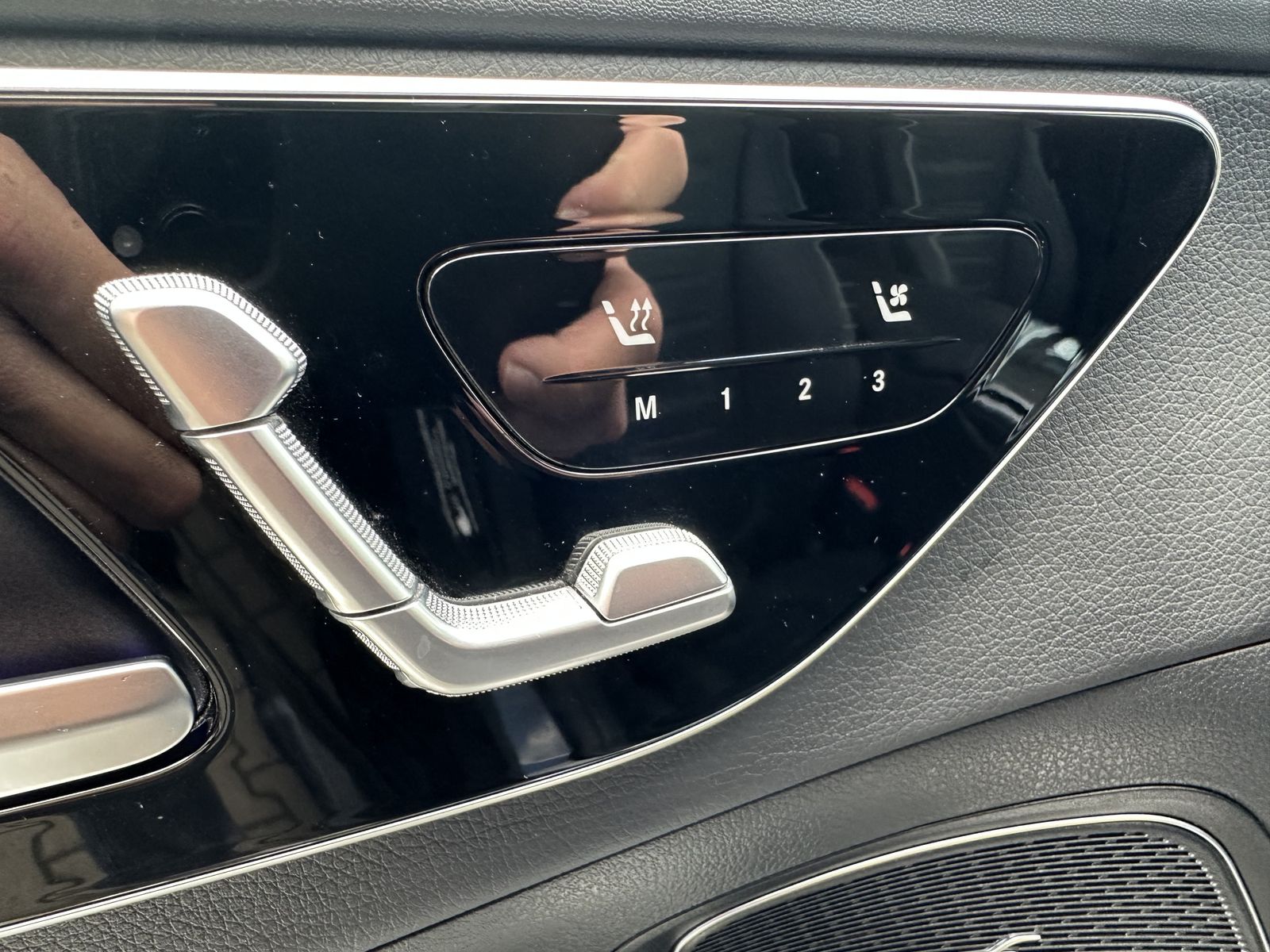 Fahrzeugabbildung Mercedes-Benz C 300d T AMG Line NAV+LED+HUD+PANORAMA+ACC+AHK