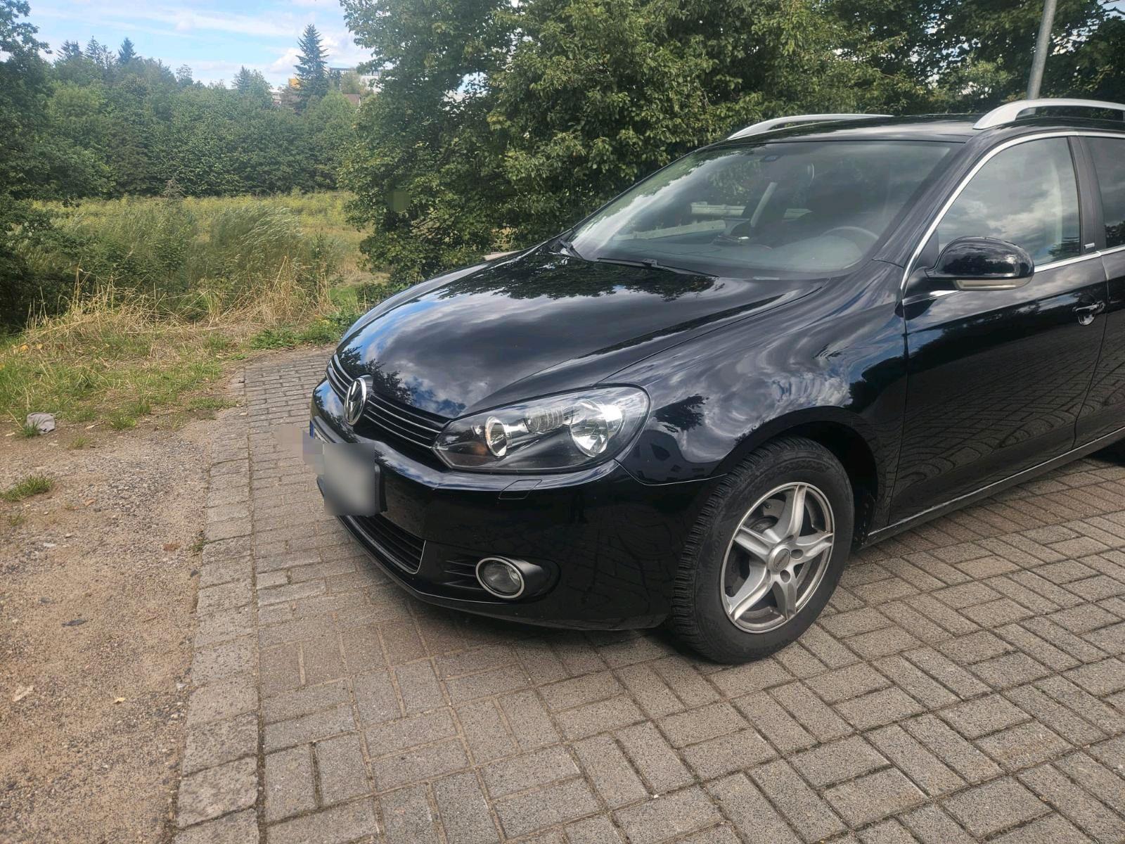 Volkswagen Golf 2011 — rear view