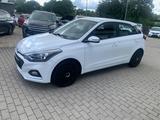 Hyundai i20 1,2 AHK Temp. Shzg PDC Klima Navi BT 56TKM - Hyundai i20 mit Benzin-Antrieb: Kleinwagen, 1.5