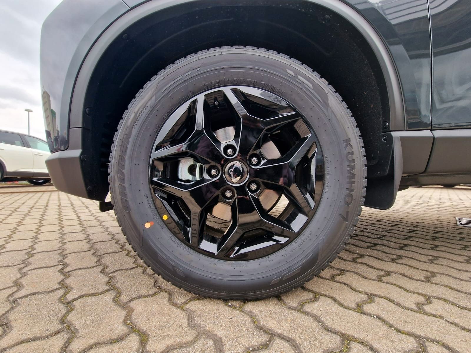 Fahrzeugabbildung Ssangyong Musso Grand 2.2d AT 4x4 BLACK XENON+SD+DIFFSPERR