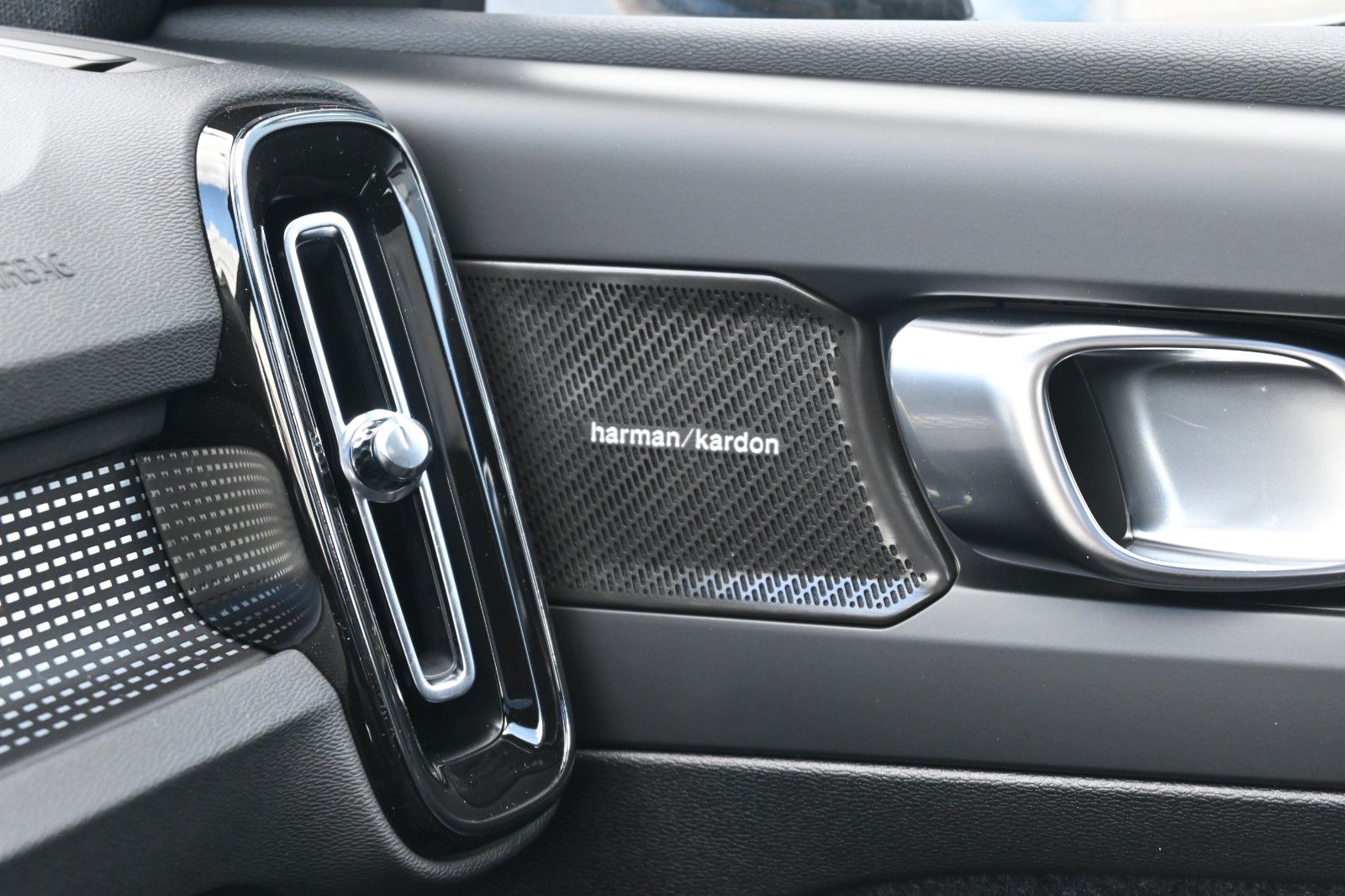 Fahrzeugabbildung Volvo XC40 B3 DKG Ultra Dark*FSHZG*PANO*360°*ACC