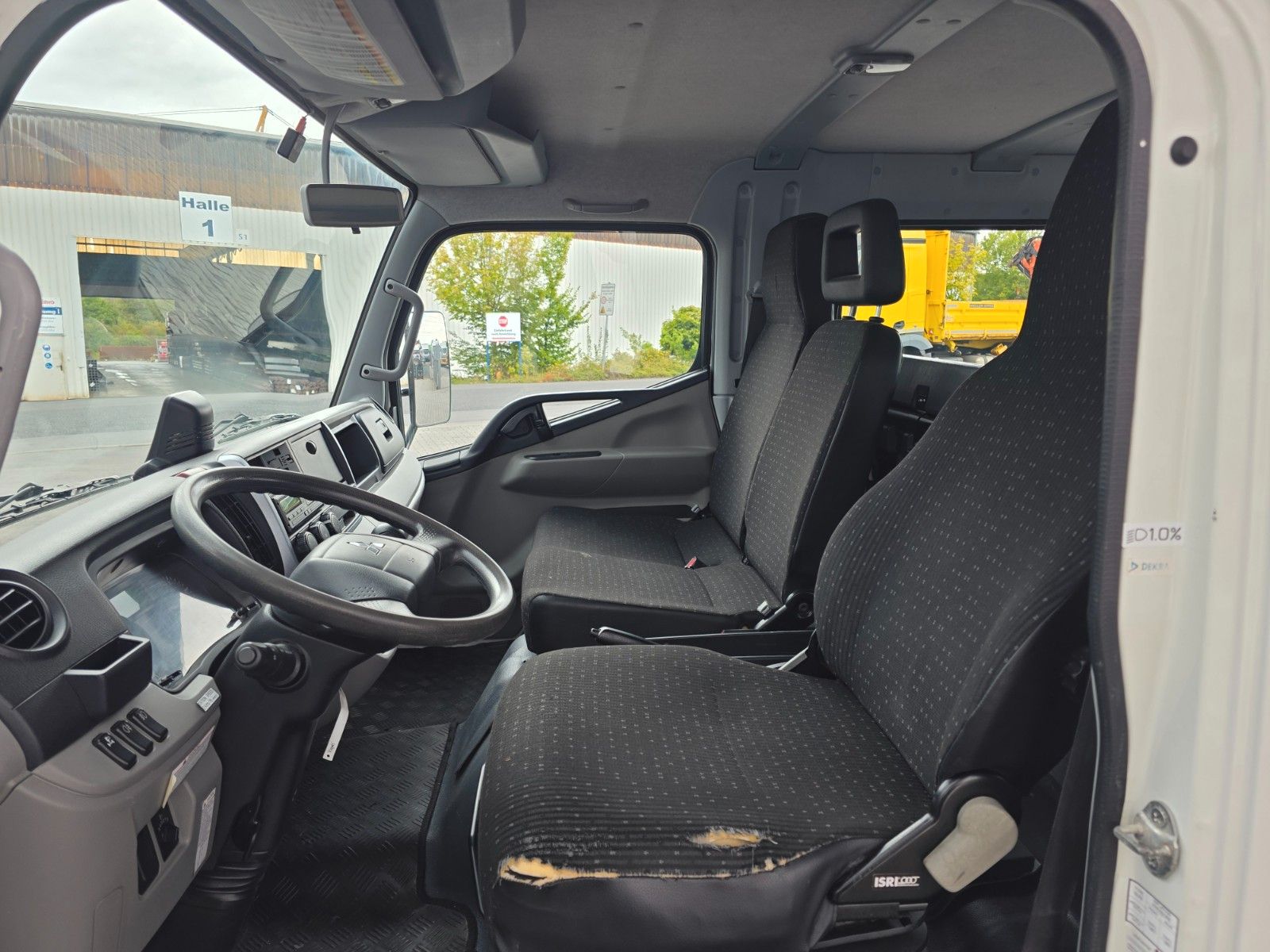Fahrzeugabbildung Mitsubishi Fuso Canter 7C18D DoKa 7 Sitze AHK