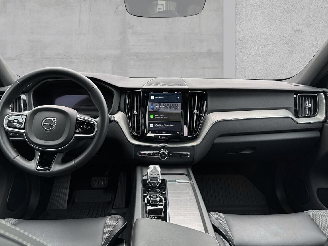 Fahrzeugabbildung Volvo XC60 T6 AWD R-Design Recharge Plug-In Hybrid