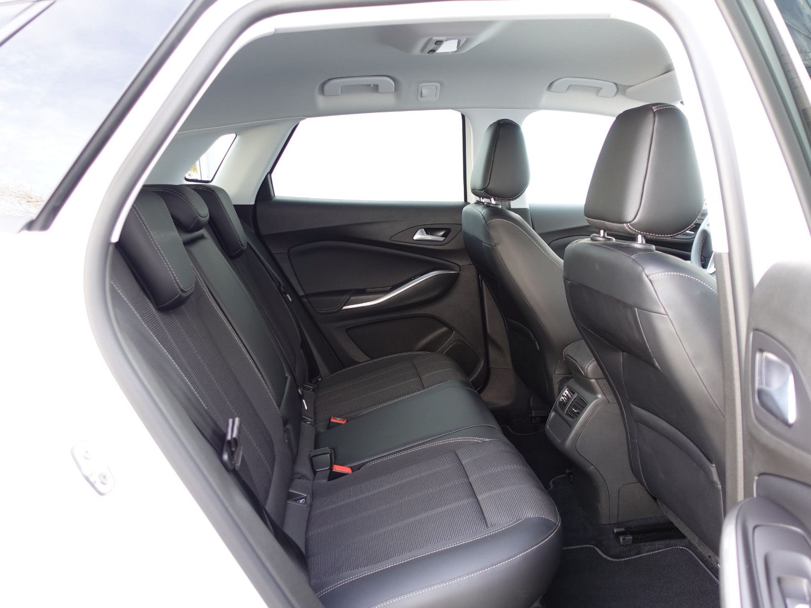 Fahrzeugabbildung Opel Grandland 1.2T AUTOMATIK,AHK,Navi,Kamera,Sitzhzg