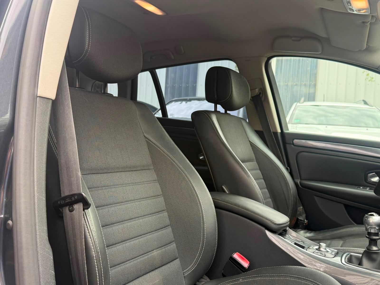 Renault Laguna 2010 — photo 15