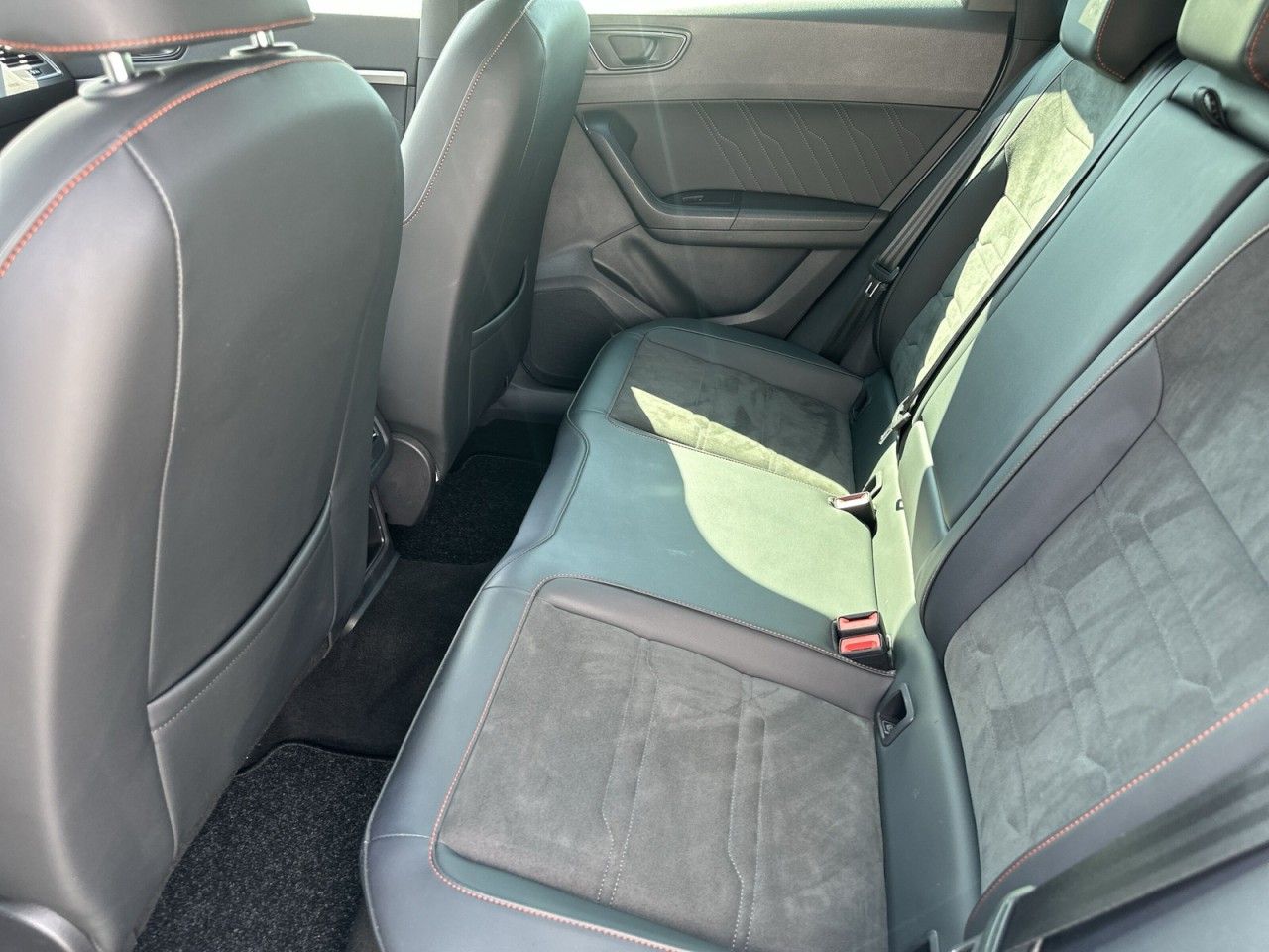 Fahrzeugabbildung SEAT ATECA FR 2.0 TSI 190 PS DSG 4Drive*AHK* - mit KI generiert/bearbeitet