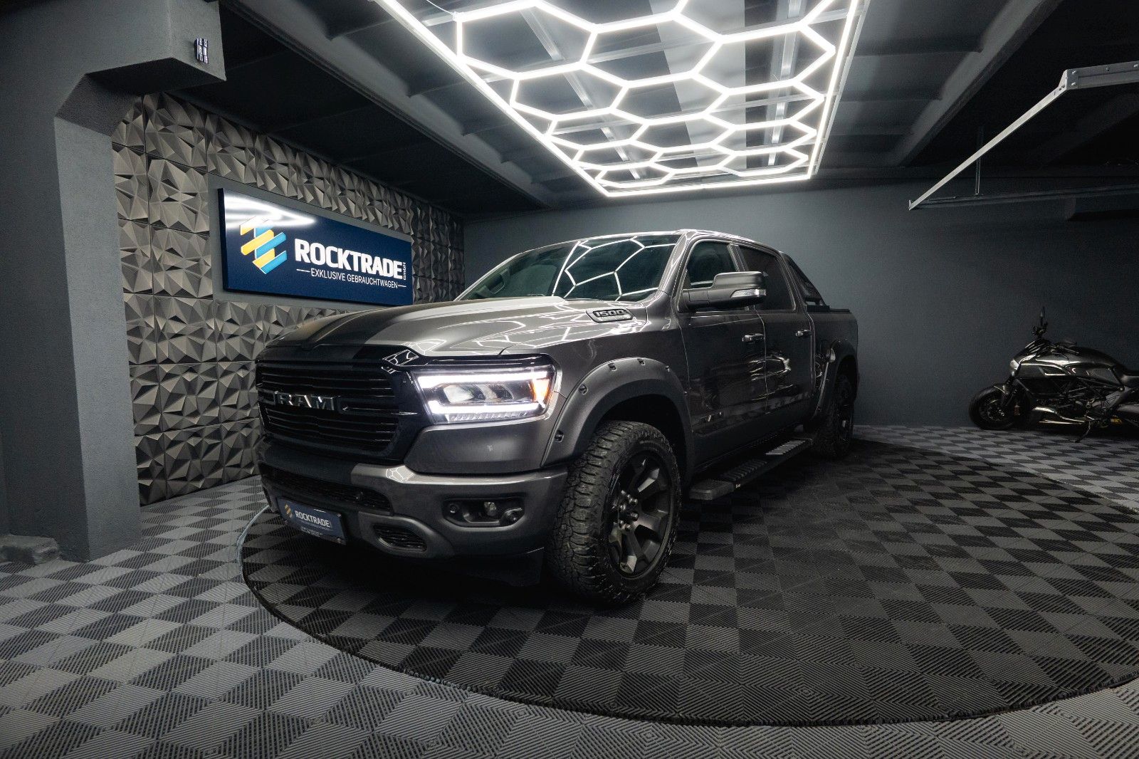 Fahrzeugabbildung Dodge RAM 5.7 V8 HEMI 4x4 OFFROAD NIGHT-Edition LED