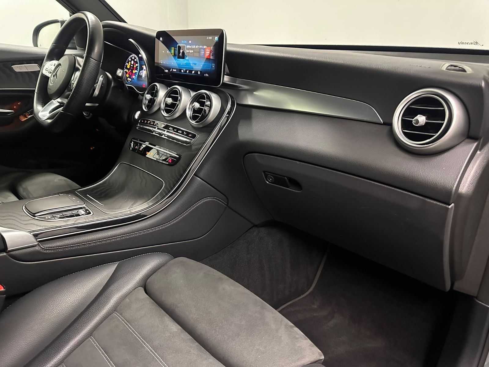 Fahrzeugabbildung Mercedes-Benz GLC 220 d 4MATIC AMG*PANO*360*HUD*AHK*DISTRO