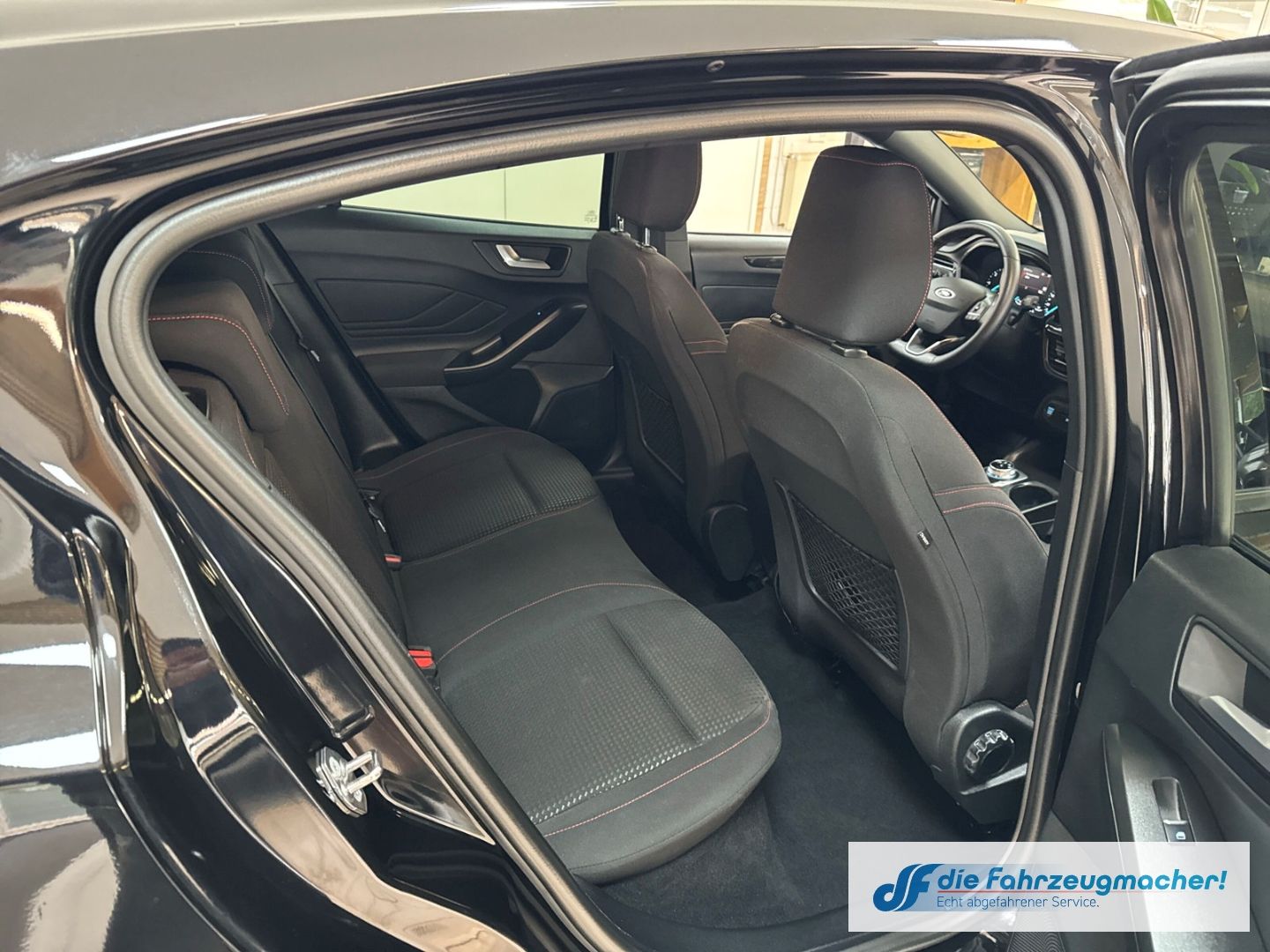 Fahrzeugabbildung Ford Focus ST-Line Navi LED ACC Apple CarPlay Android