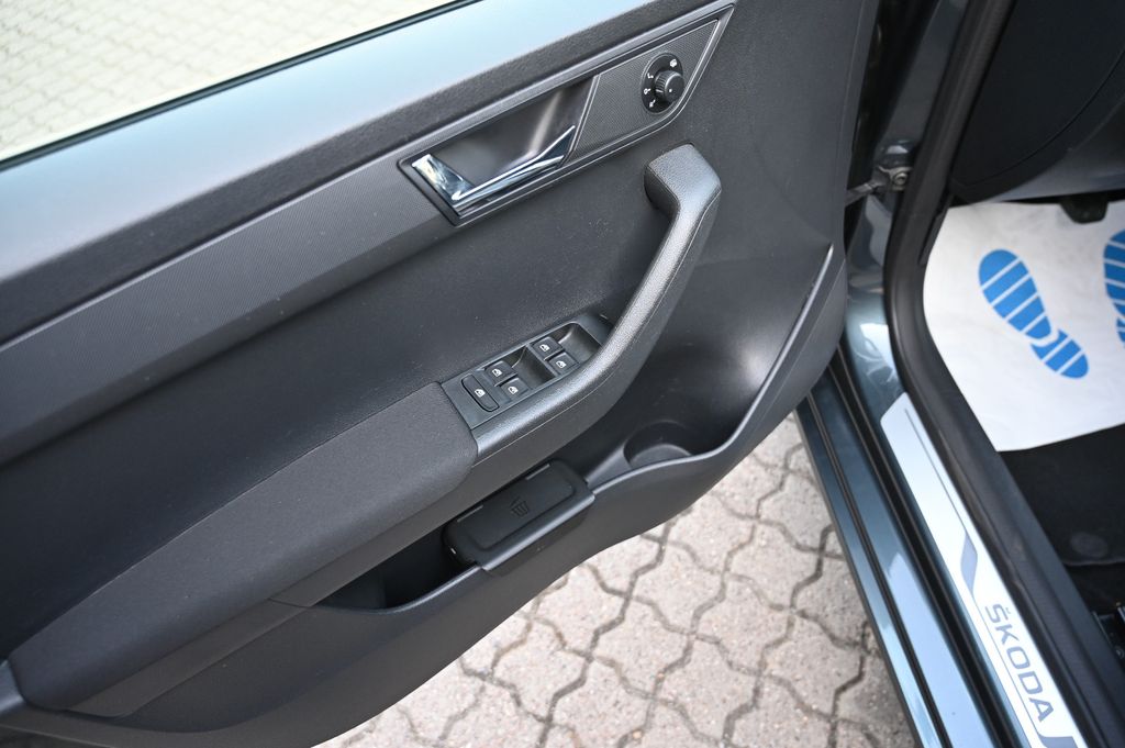 SKODA Fabia 1.0 TSI Clever Klima Navi PD Sitzh CarPlay SKODA Fabia 1.0 TSI Clever Klima Navi PD Sitzh CarPlay