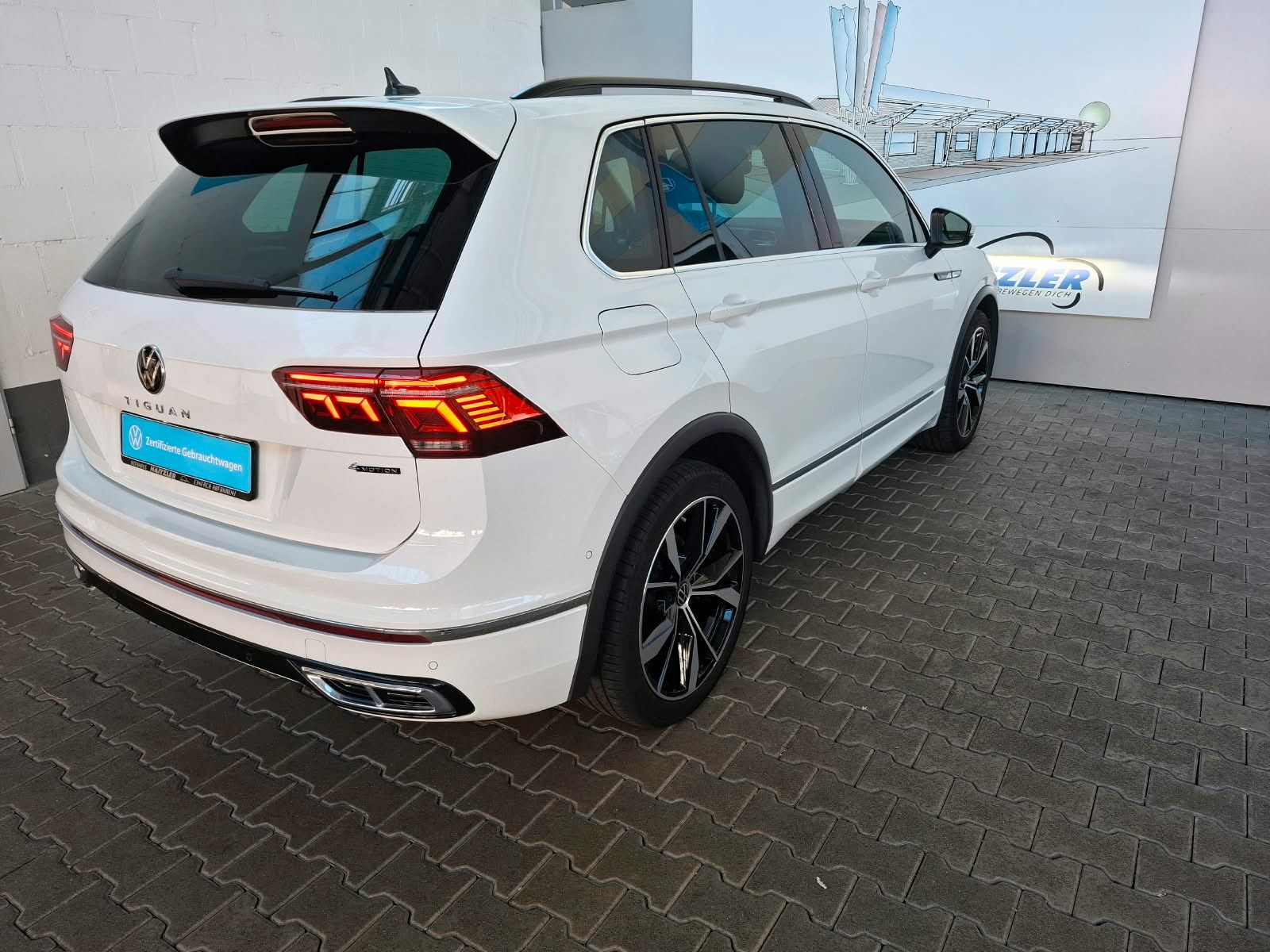 Fahrzeugabbildung Volkswagen Tiguan R-Line 2,0 TSI DSG 4Motion + IQ.Light LED