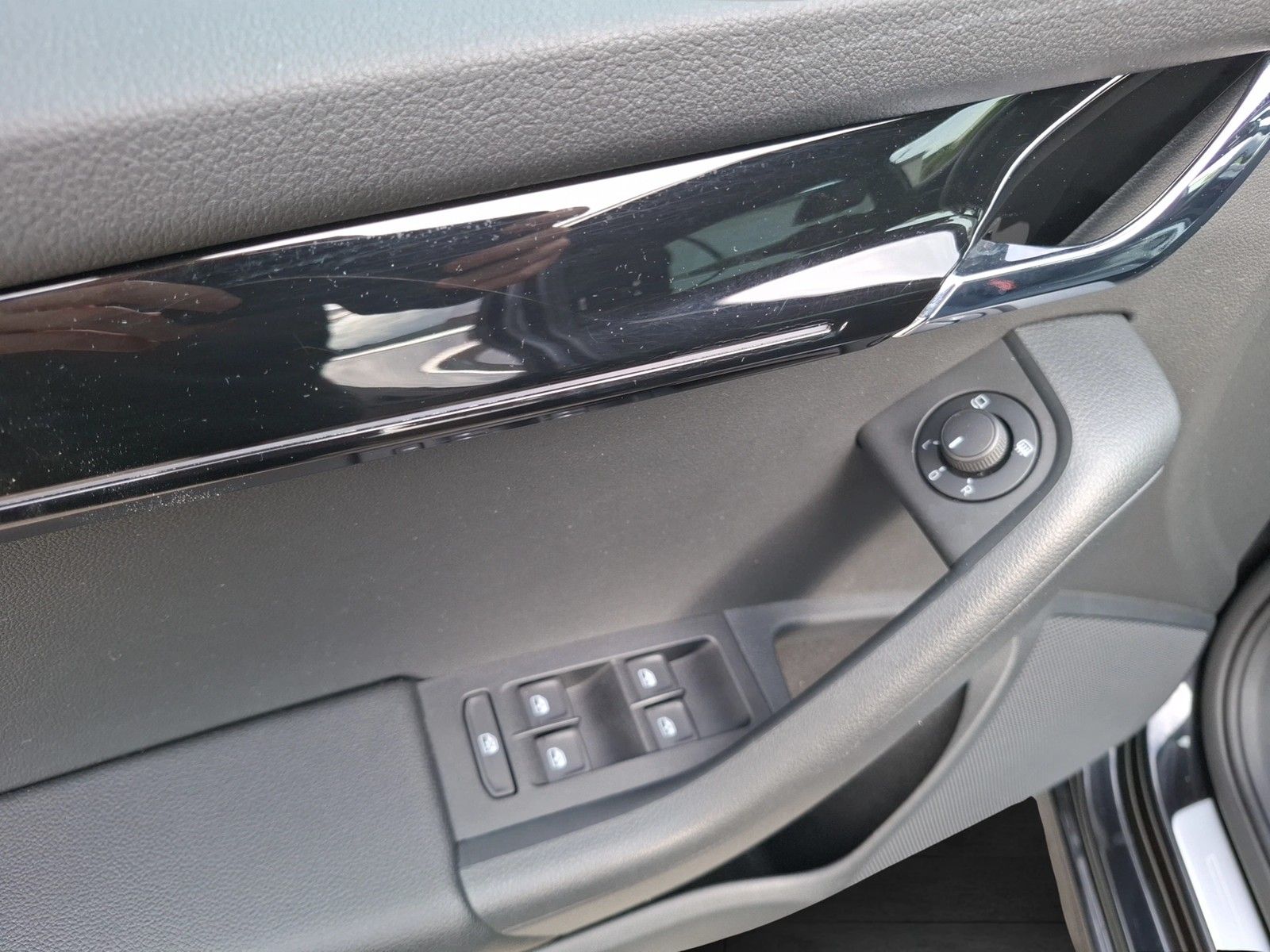 Fahrzeugabbildung SKODA Octavia Combi TSI L&K DSG LED Navi ACC PDC SHZ 1