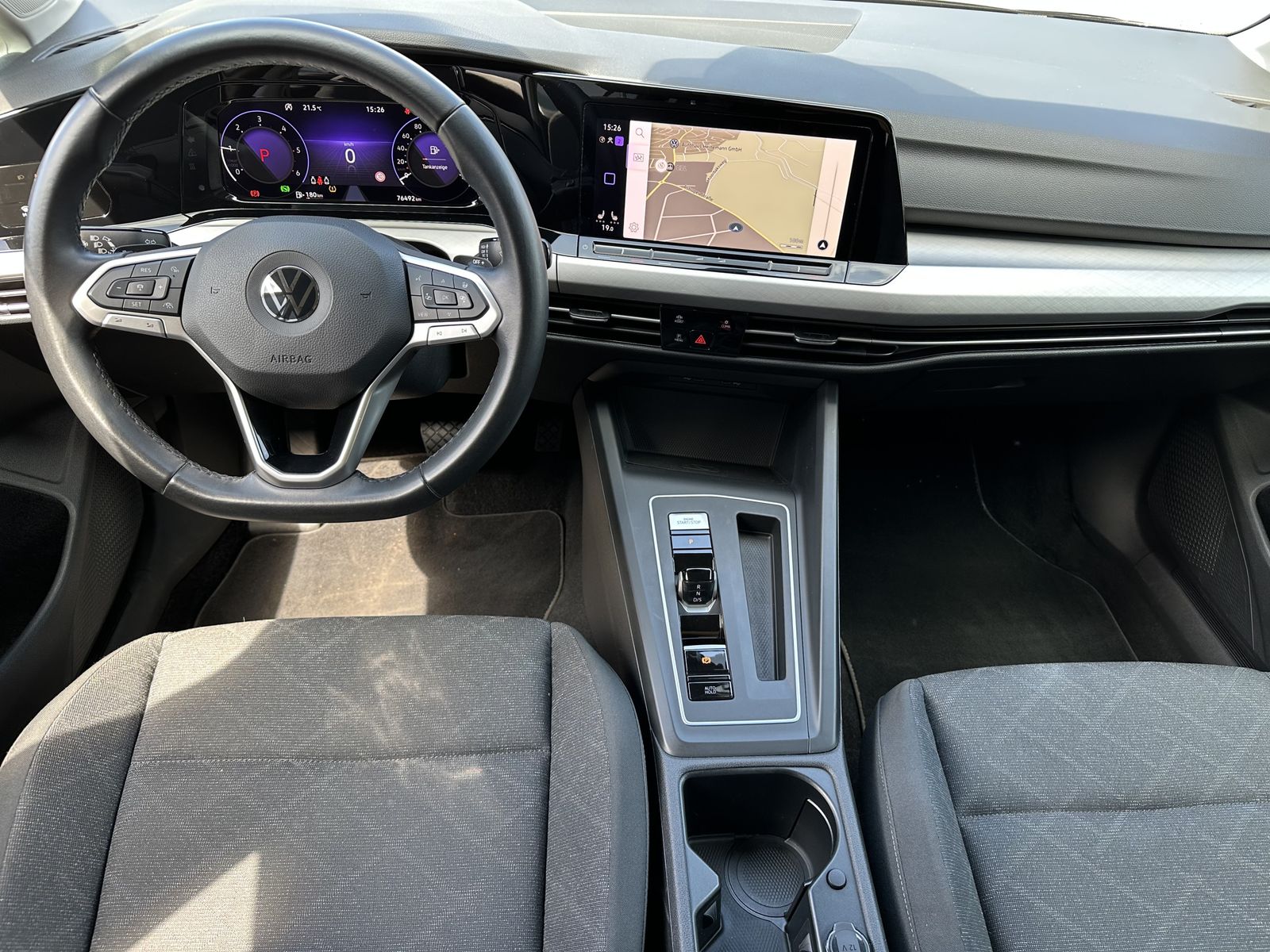 Fahrzeugabbildung Volkswagen Golf VIII 2.0 TDI DSG Life NAV+LED+ACC+17ZOLL+PP