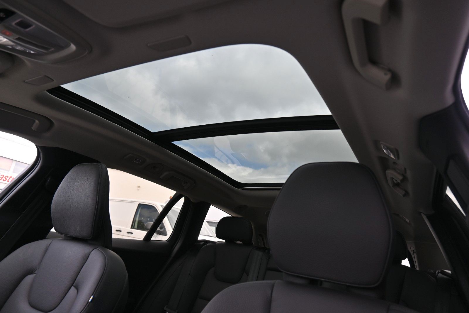 Fahrzeugabbildung Volvo V60 B4 DKG Plus Dark*HuD*PANO*360°*ACC