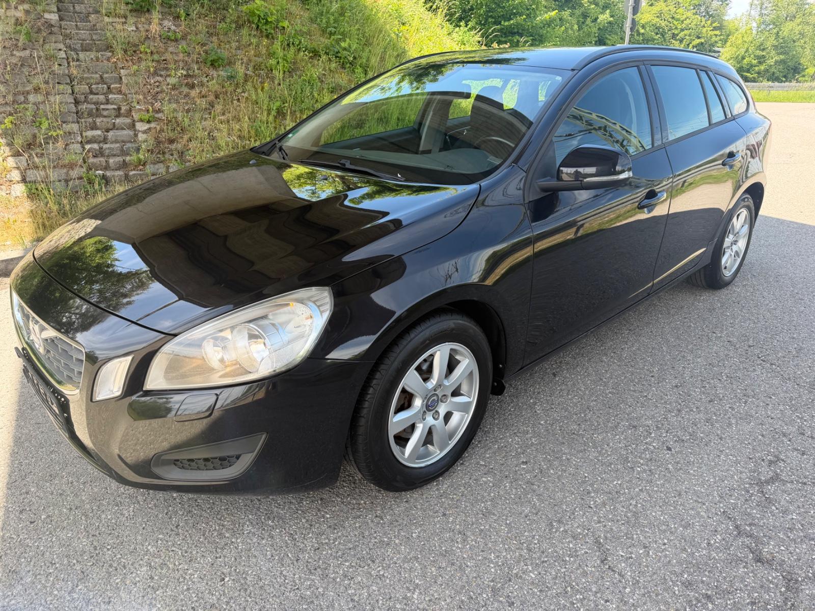Volvo V60 Kombi Kinetic,Navi,Erste Hand  , Klima