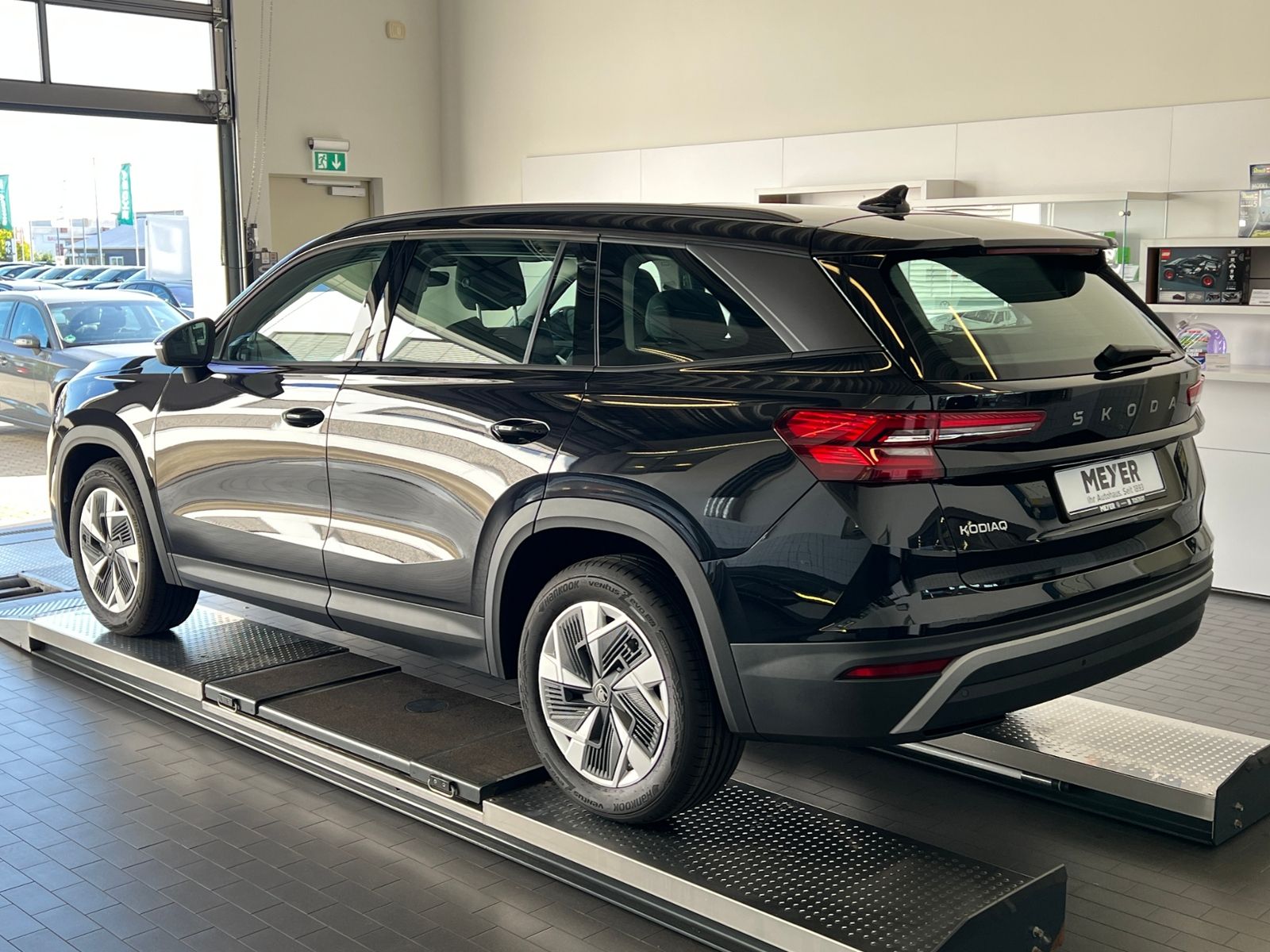 Fahrzeugabbildung SKODA Kodiaq Selection 2.0 TDI DSG *AHK,LED,Navi,Panor