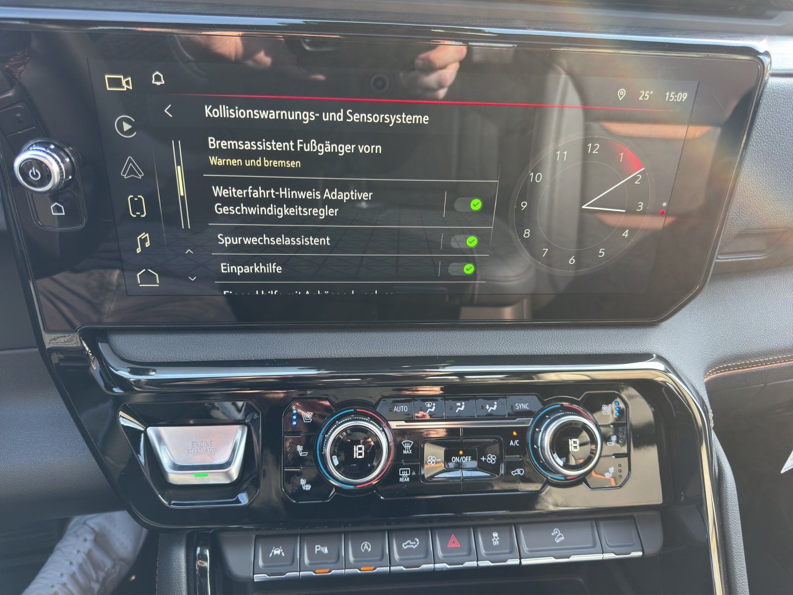 Fahrzeugabbildung GMC Sierra 1500 AT4 Crew Cab Short Bed AHK/LED/SHD/