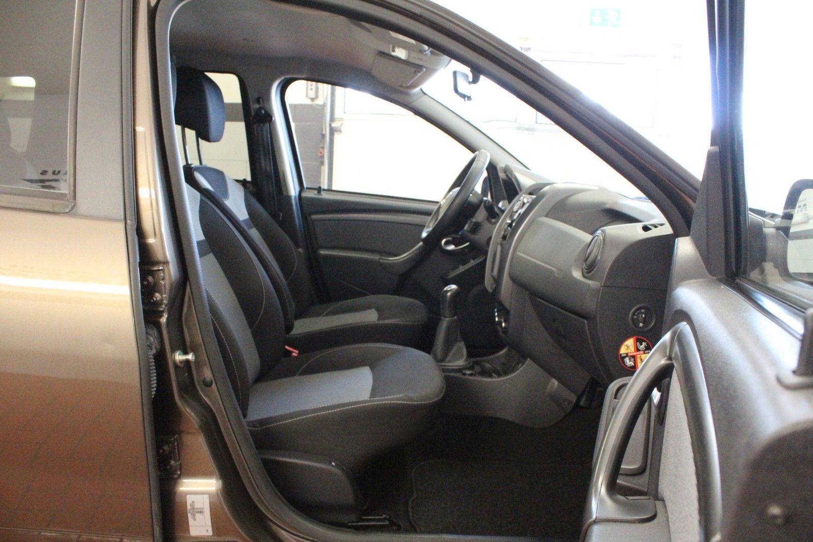 Fahrzeugabbildung Dacia Duster   SCE 115  Laureate   AHK *Navigation*