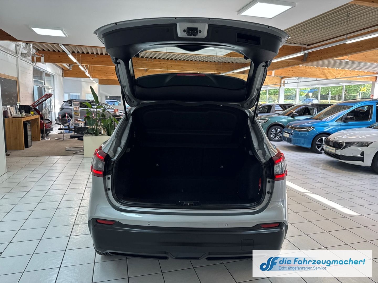 Fahrzeugabbildung Nissan Qashqai Shiro Navi Mehrzonenklima DAB SHZ Spurha