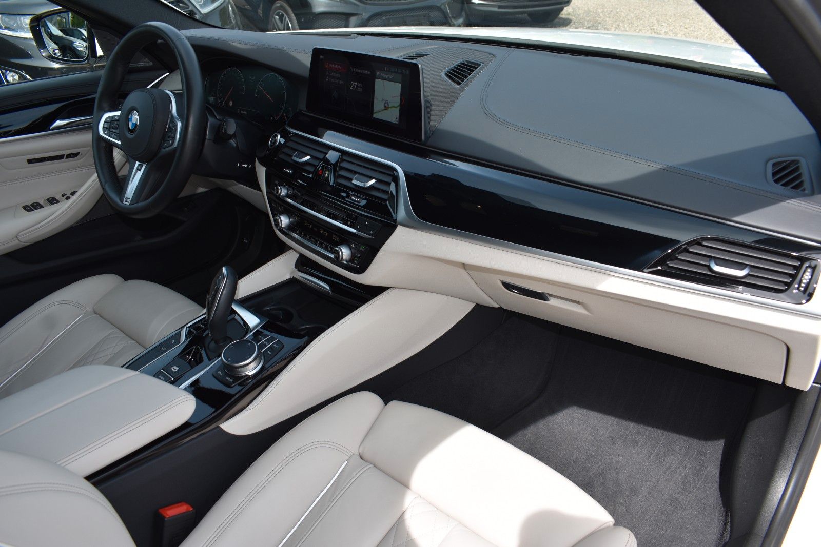 Fahrzeugabbildung BMW 530d Touring xDrive M Sport HUD AHK H&K Panorama