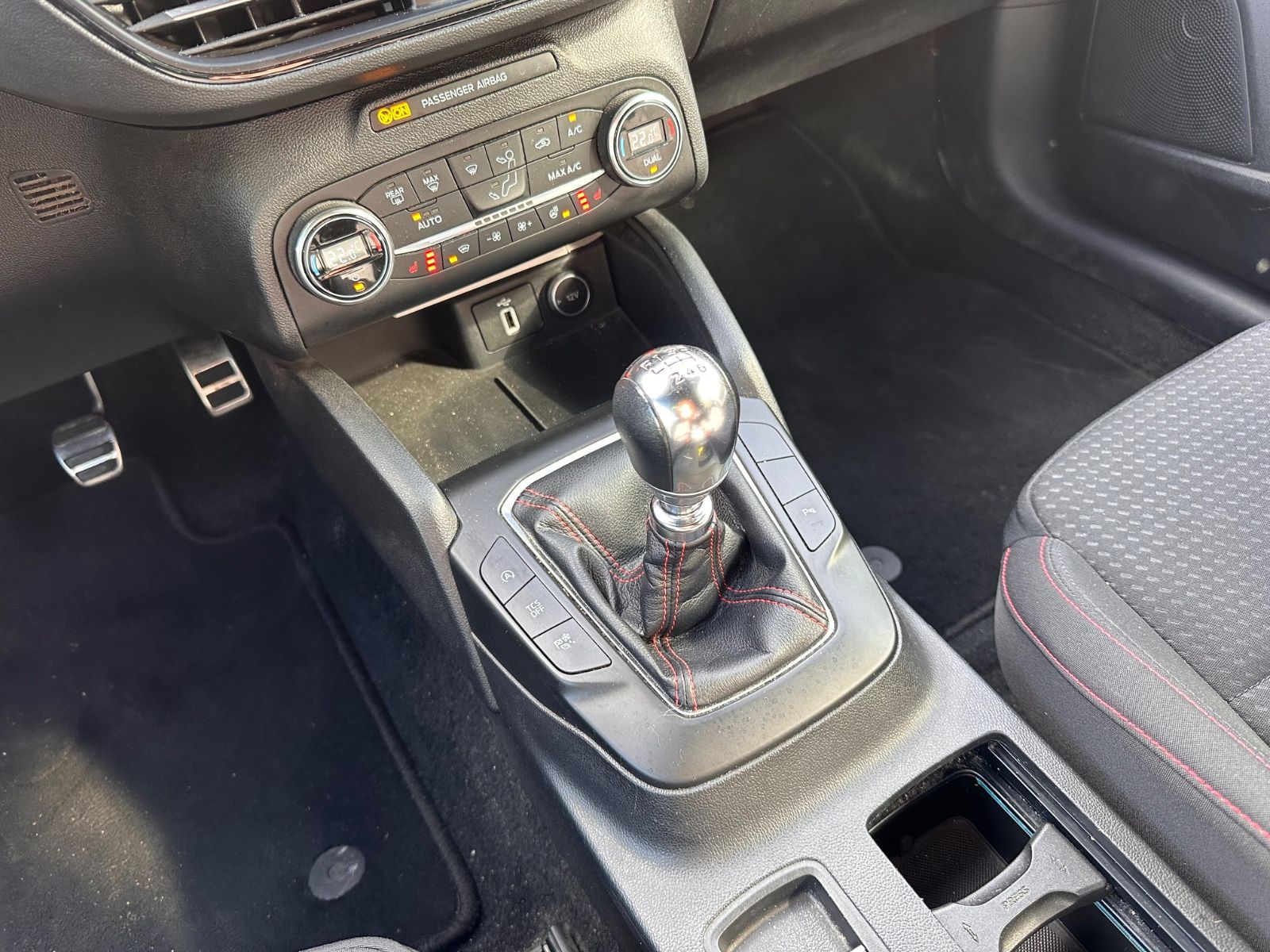 Fahrzeugabbildung Ford Focus Turnier ST-Line 1.5 EB ACC/eHeck/LED/Navi