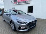 Hyundai i30 Limo. Select 1.6 CRDi  Klima / Kamera /EURO6 - Hyundai i30 Select mit Diesel-Antrieb