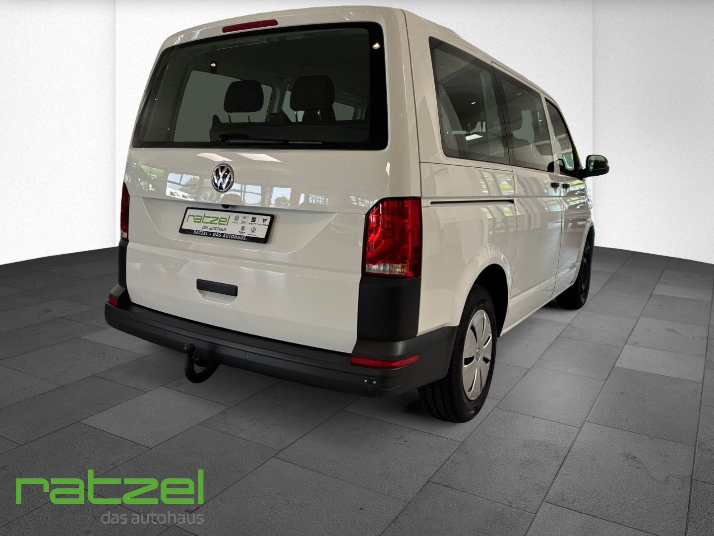 Fahrzeugabbildung Volkswagen T6.1 Kombi 2.0 TDI 9-Sitzer PDC AHK Klima Lichts
