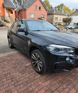 BMW X6 xDrive50i - - blaue BMW X6