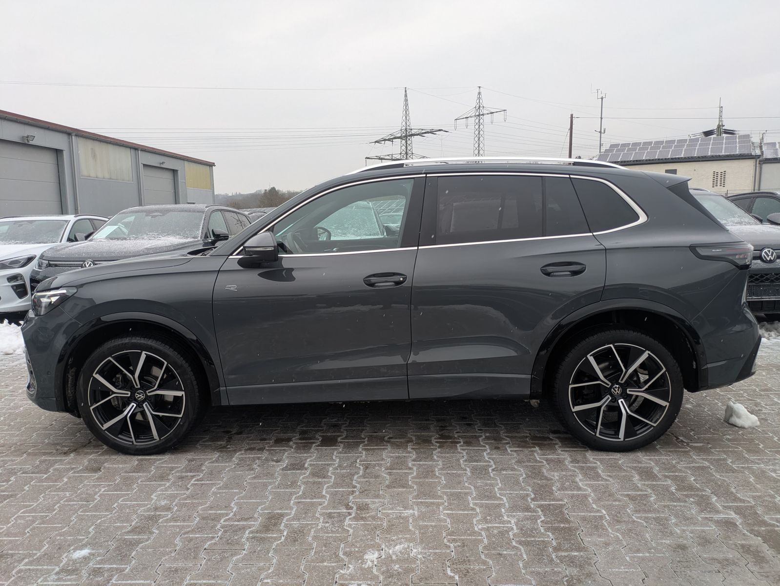 Fahrzeugabbildung Volkswagen Tiguan 2.0 TDI 4M R-Line PANO*H&K*AHK*MATRIX*20"