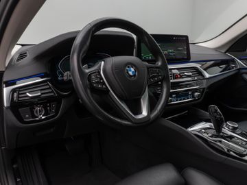 Fahrzeugabbildung BMW 530d LuxuryLine Pano Kamera Laser HUD DAB HiFi