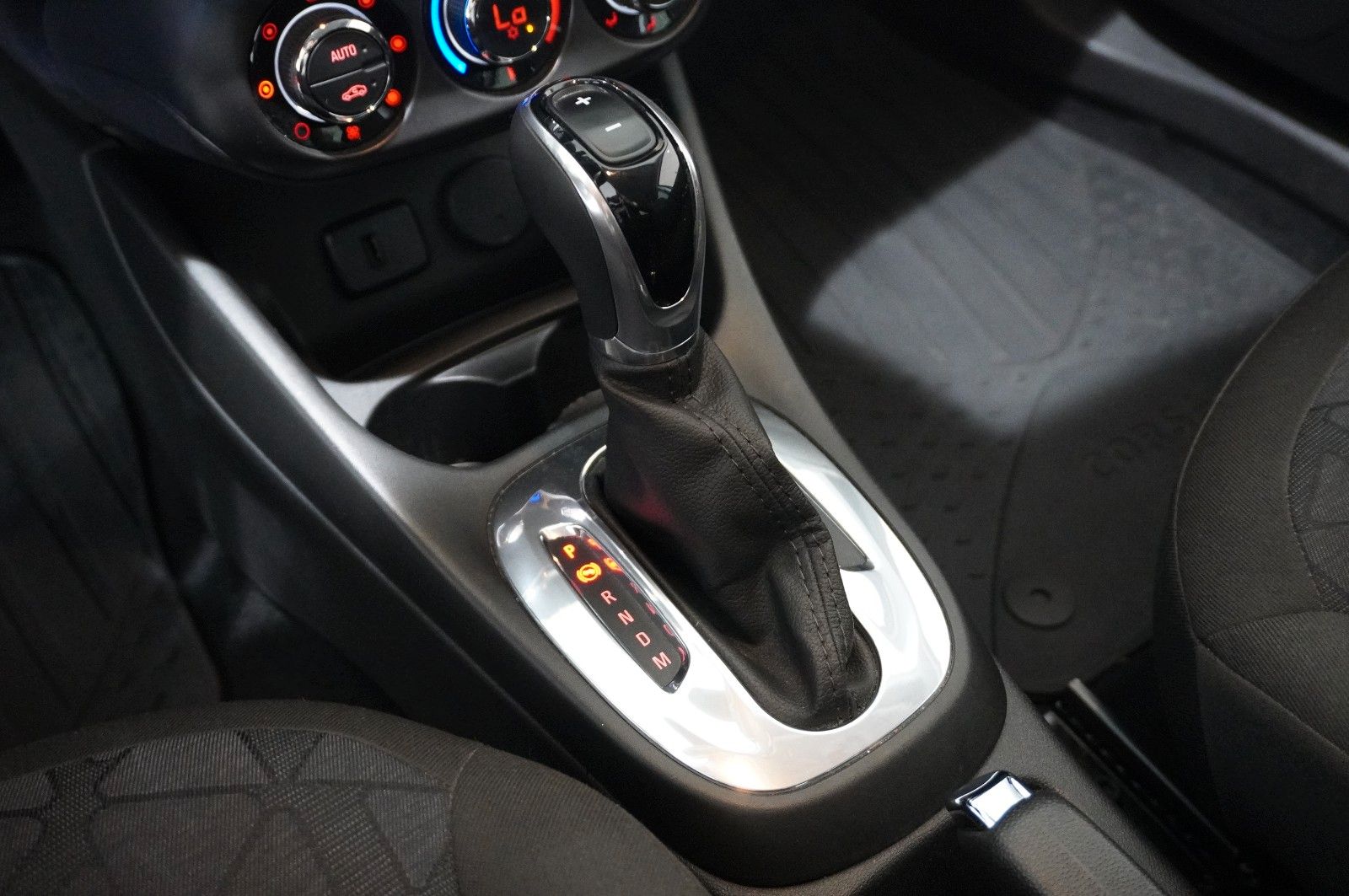 Fahrzeugabbildung Opel Corsa E 1.4 120 JAHRE 5-TÜR NAVI/SHZ/PDC/TEMP.