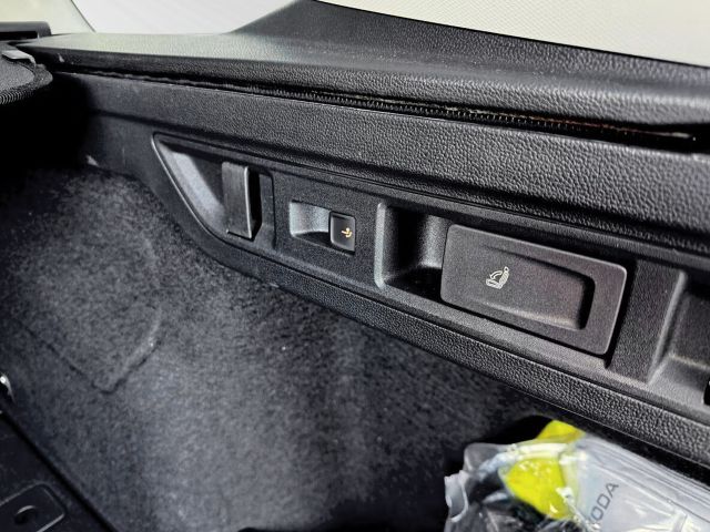 Skoda Superb Combi L&K PANO LuftLeder Travel AHK 360°