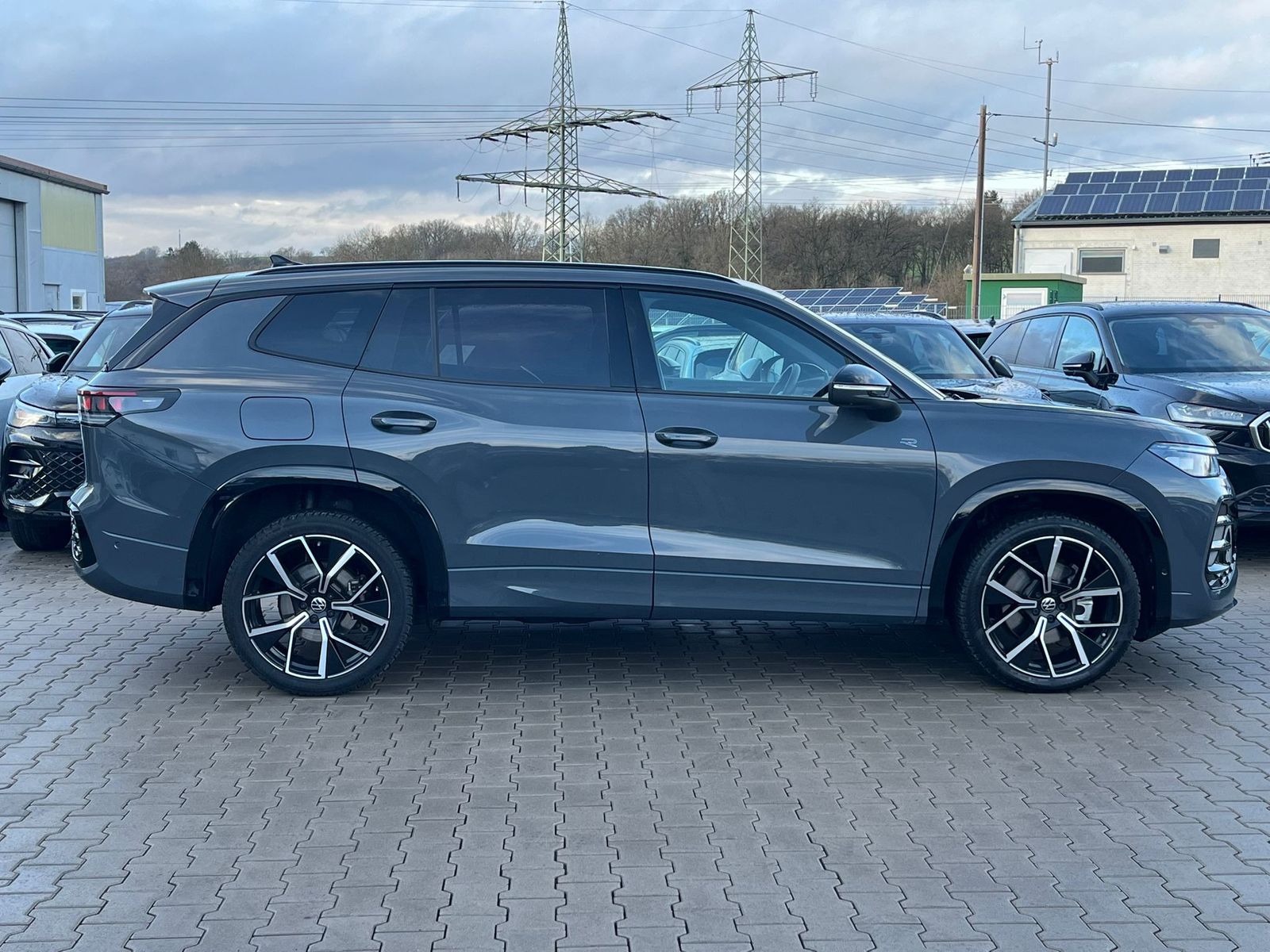 Fahrzeugabbildung Volkswagen Tayron 2.0 TDI 4M R-Line BLACK*7Si*MATRIX*PANO