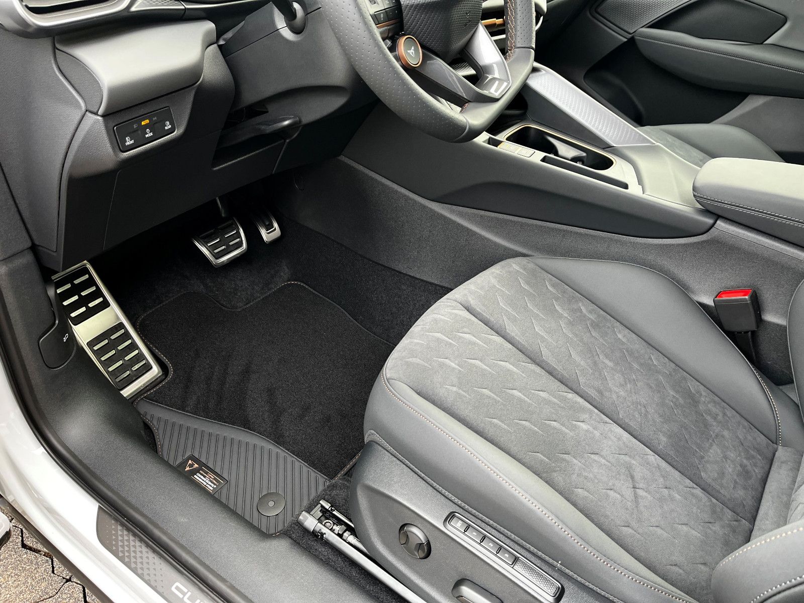 Fahrzeugabbildung CUPRA Terramar 2.0 TSI 4Drive VZ AHK PANO 20" SENN HUP