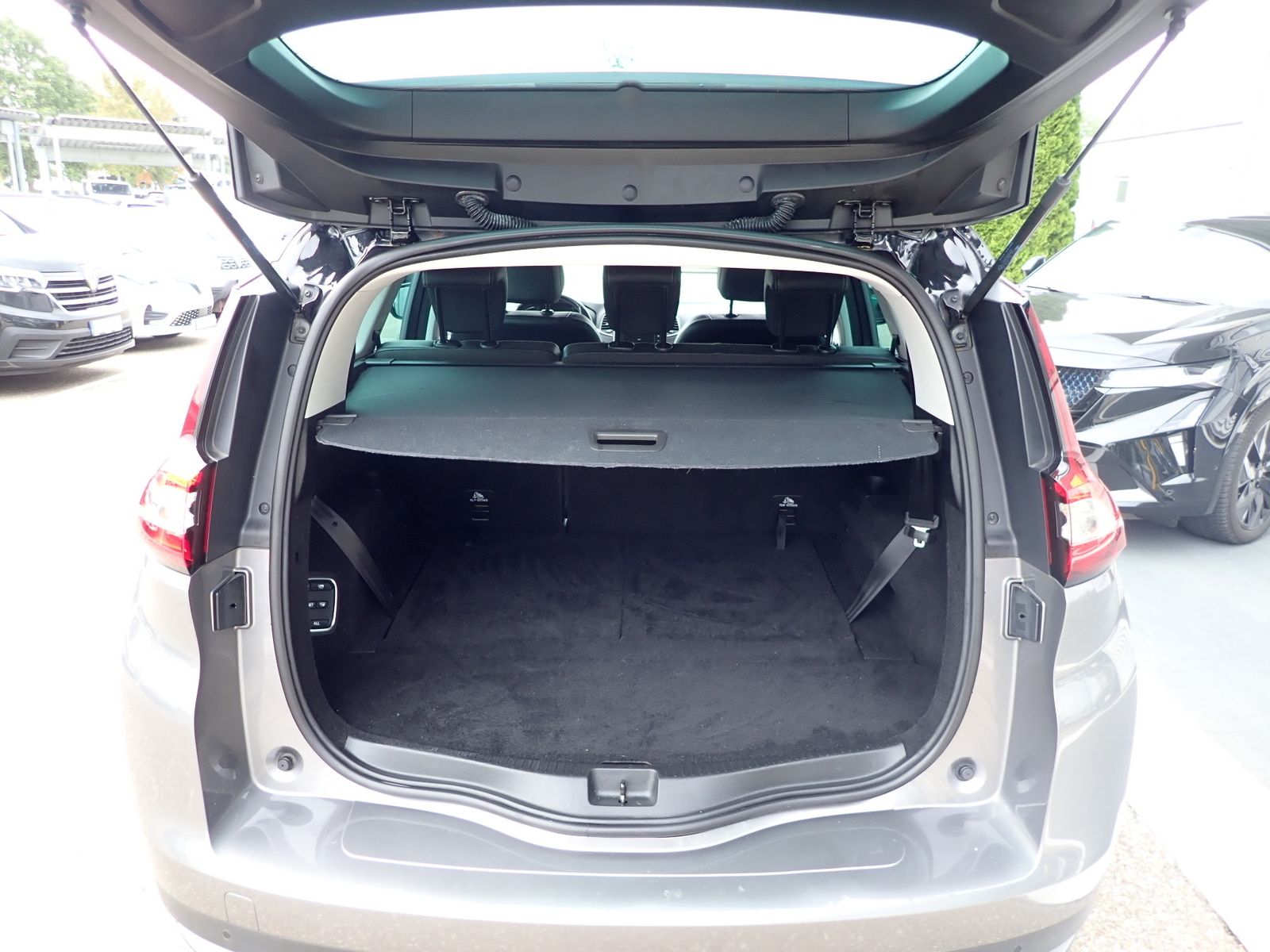 Fahrzeugabbildung Renault Grand Scenic TCe 160 BOSE EDITION 7-SITZER/NAVI/