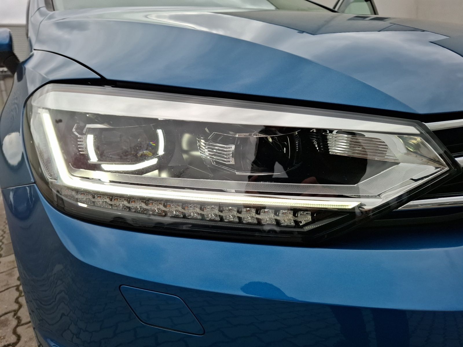 Fahrzeugabbildung Volkswagen Touran TSI Highline AHK ACC LED Navi PDC SH