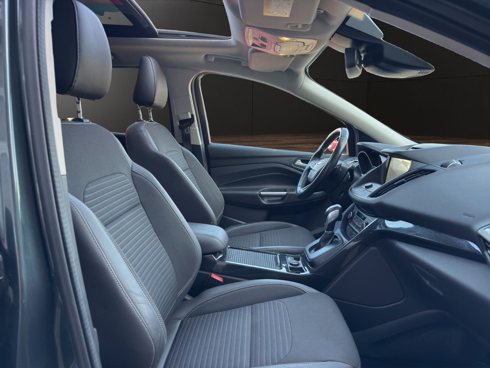 Fahrzeugabbildung Ford Kuga Titanium*Bhz-Lenkrad*RFK*ACC*Pano*Bi-Xenon*