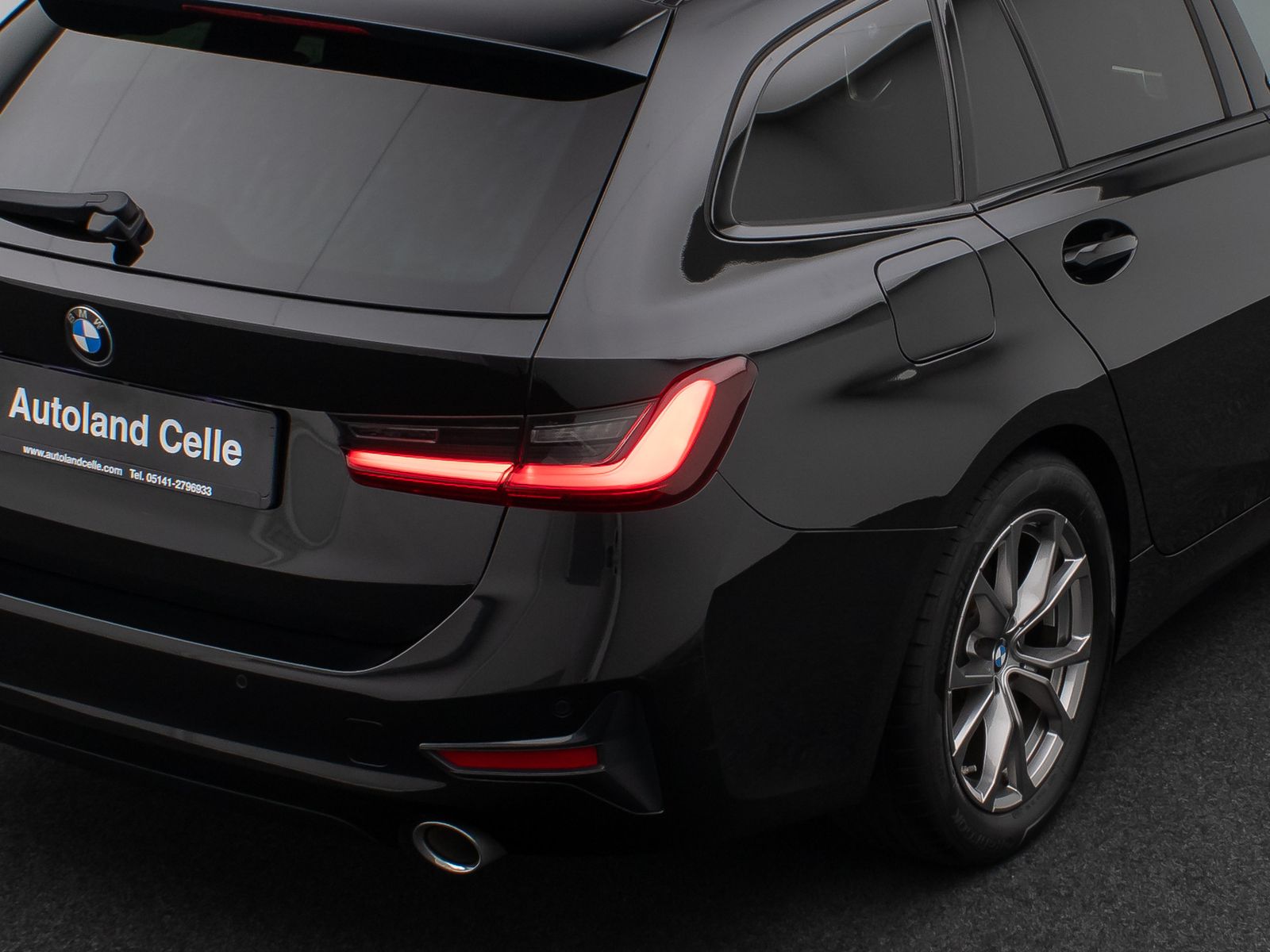 Fahrzeugabbildung BMW 320d Sport Line Panorama Laser HUD DAB HiFi AHK