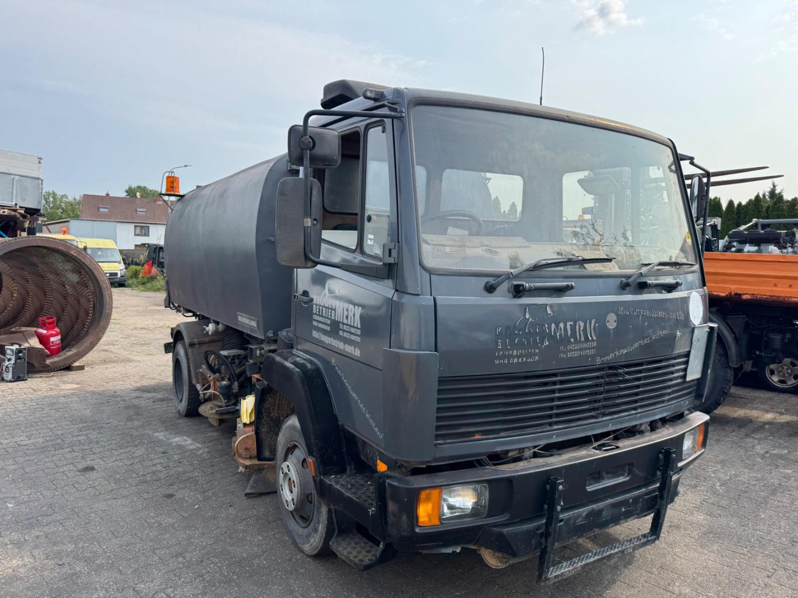 Mercedes-Benz 914 Kehrmaschine mit Zusatz Motor , Vierzylinder