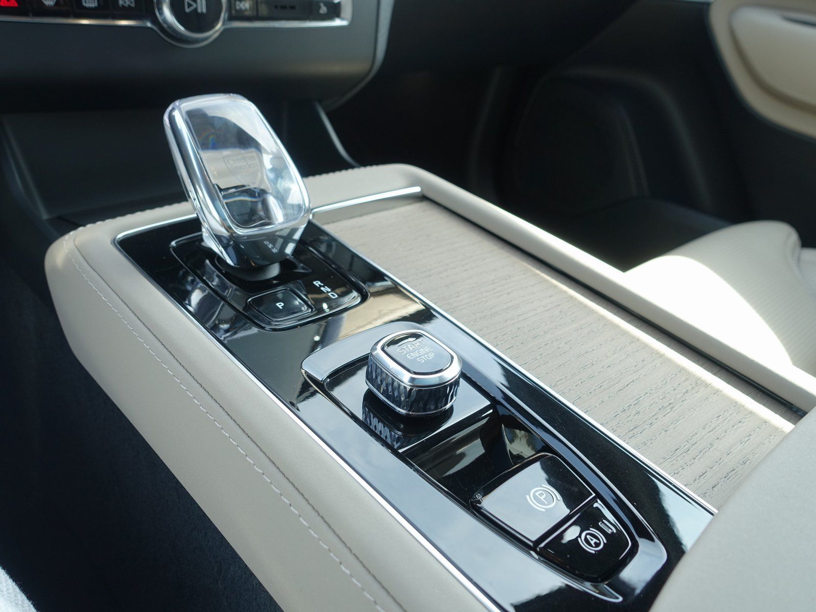 Volvo XC90 Plus T8 AWD Plug-in Hybrid Pano B&W HuD AHK foto 24