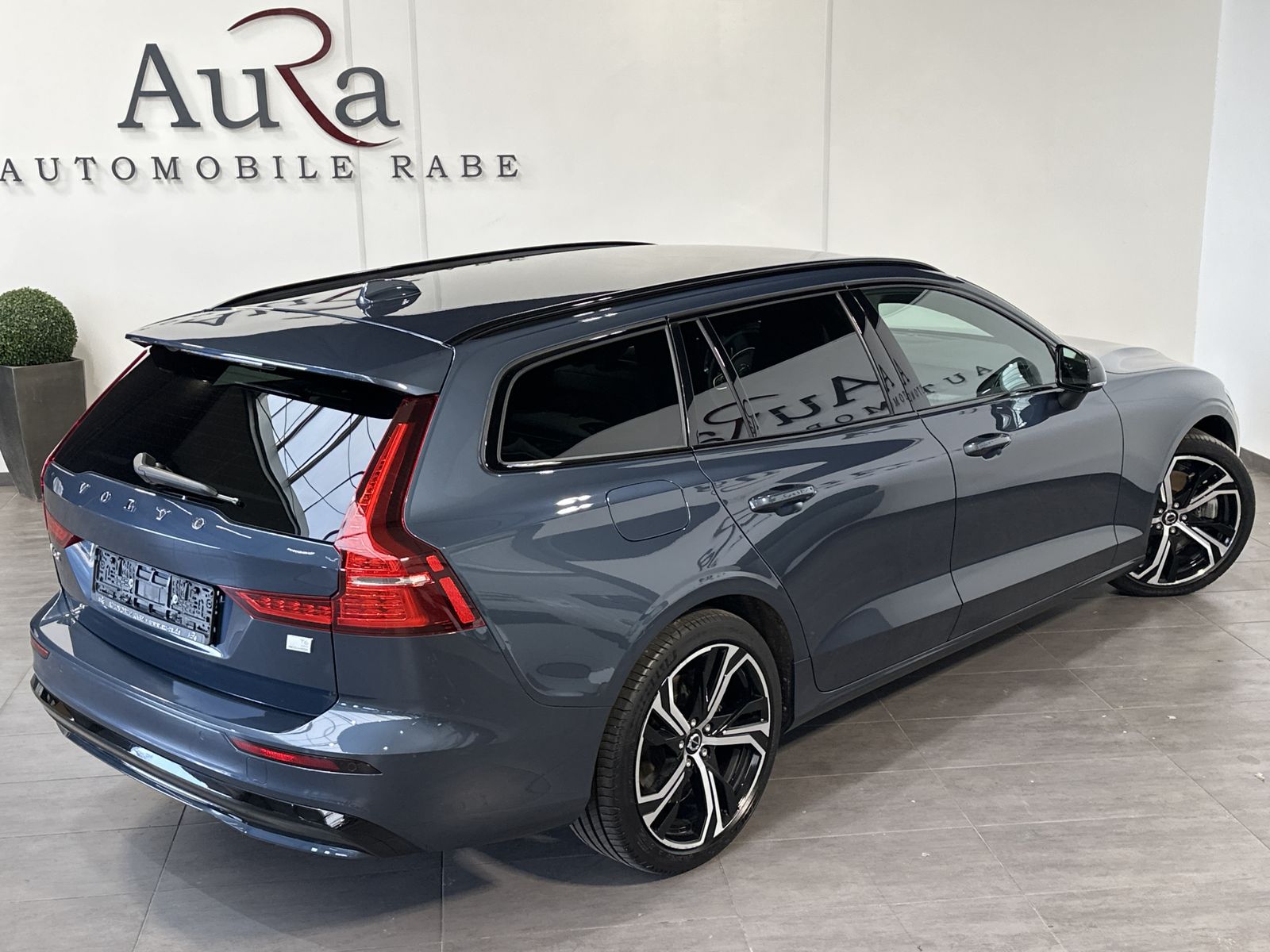 Fahrzeugabbildung Volvo V60 T6 Hybrid Plus Dark AWD NAV+LED+H&K+V-COCK