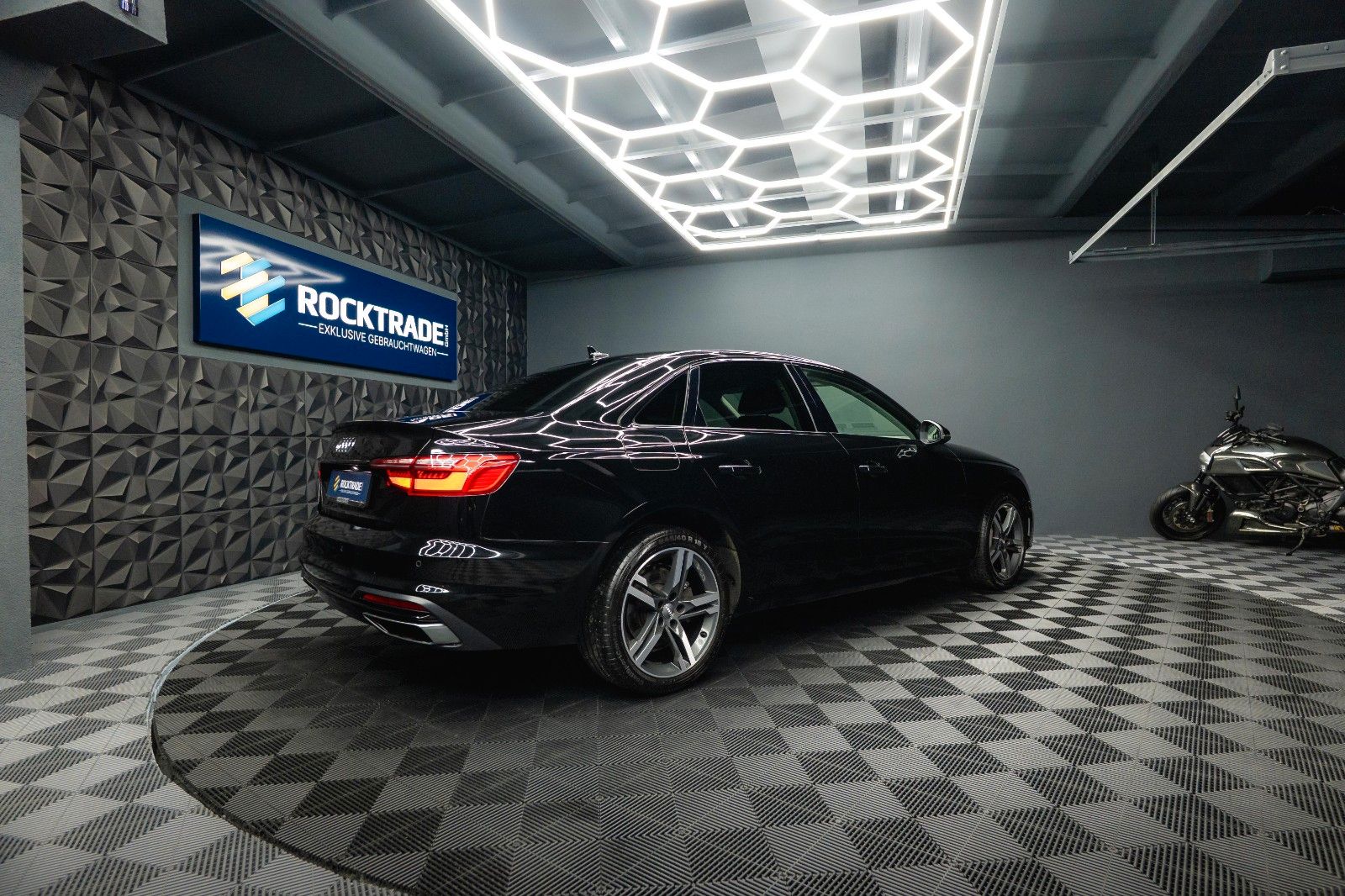 Fahrzeugabbildung Audi A4 Lim. 40 TFSI advanced Sport *DAB*LED*ACC*