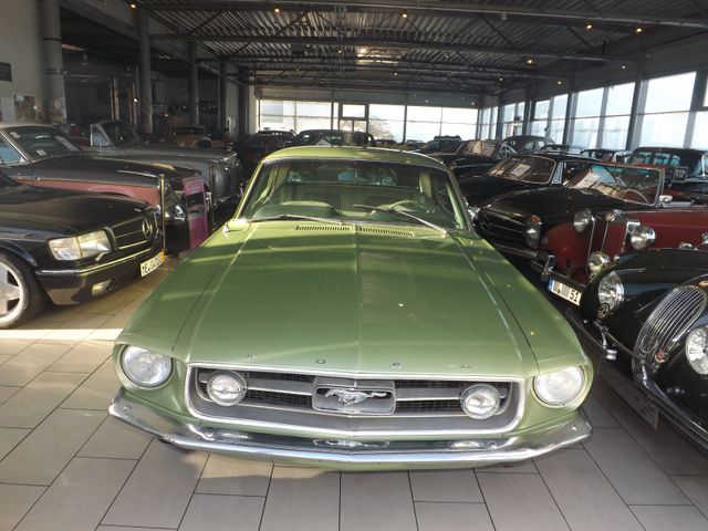 Ford Mustang Coupé 4,7-es grünt so grün,wenn...