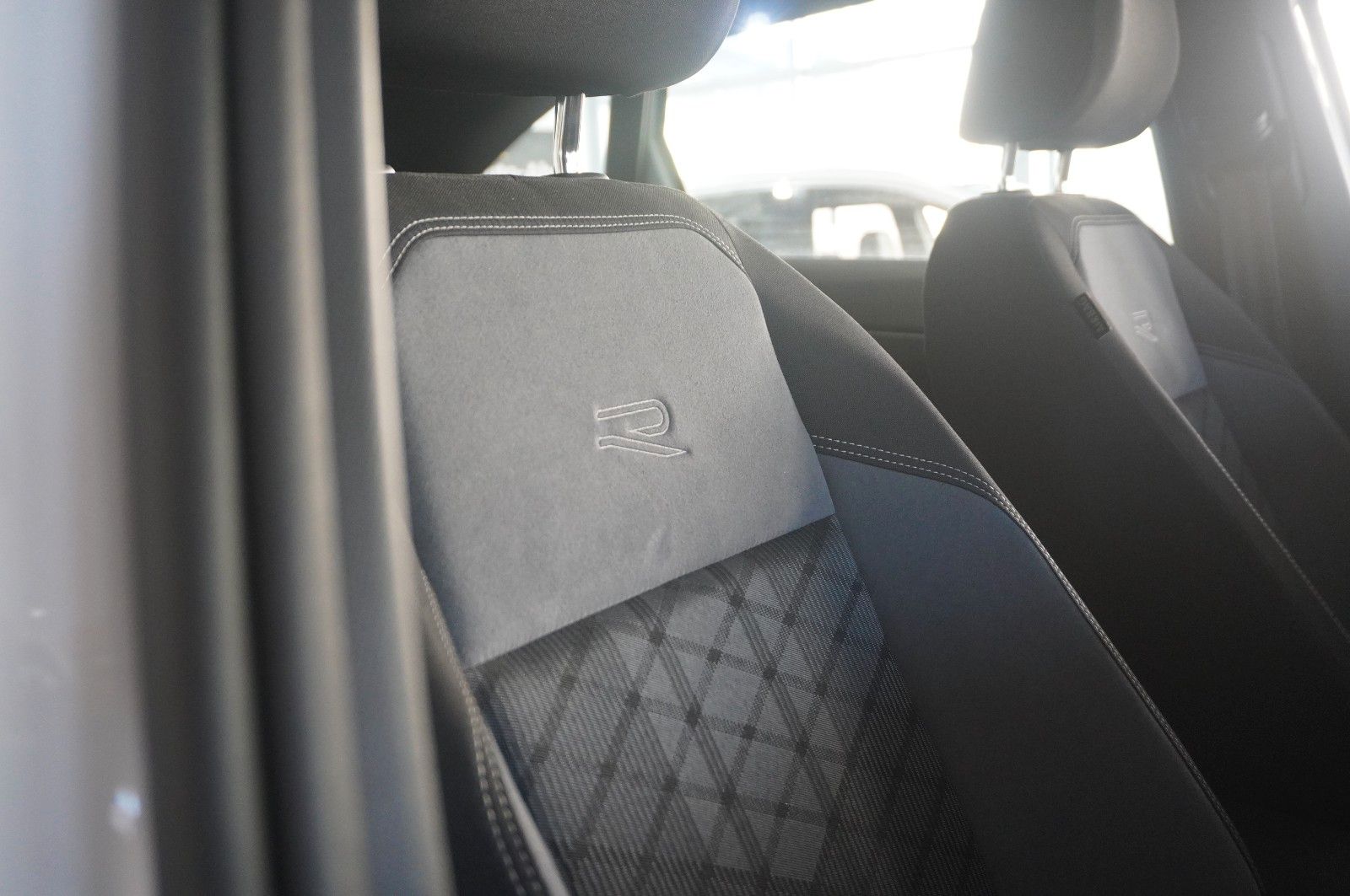 Fahrzeugabbildung Volkswagen Taigo 1.0 TSI R-LINE DSG NAVI/LED/KAMERA/SH/DAB+