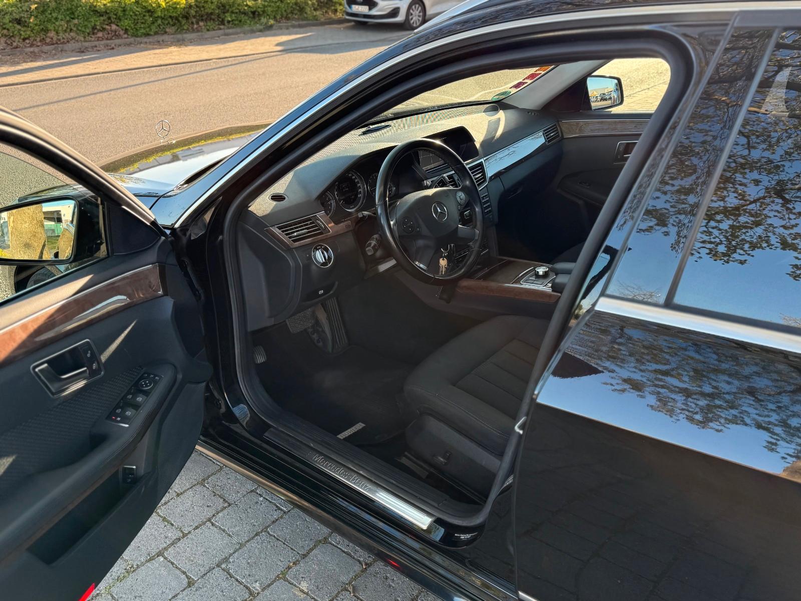 Mercedes-Benz E 220 CDI T-Modell  BlueEfficiency NAVI KLIMA PD