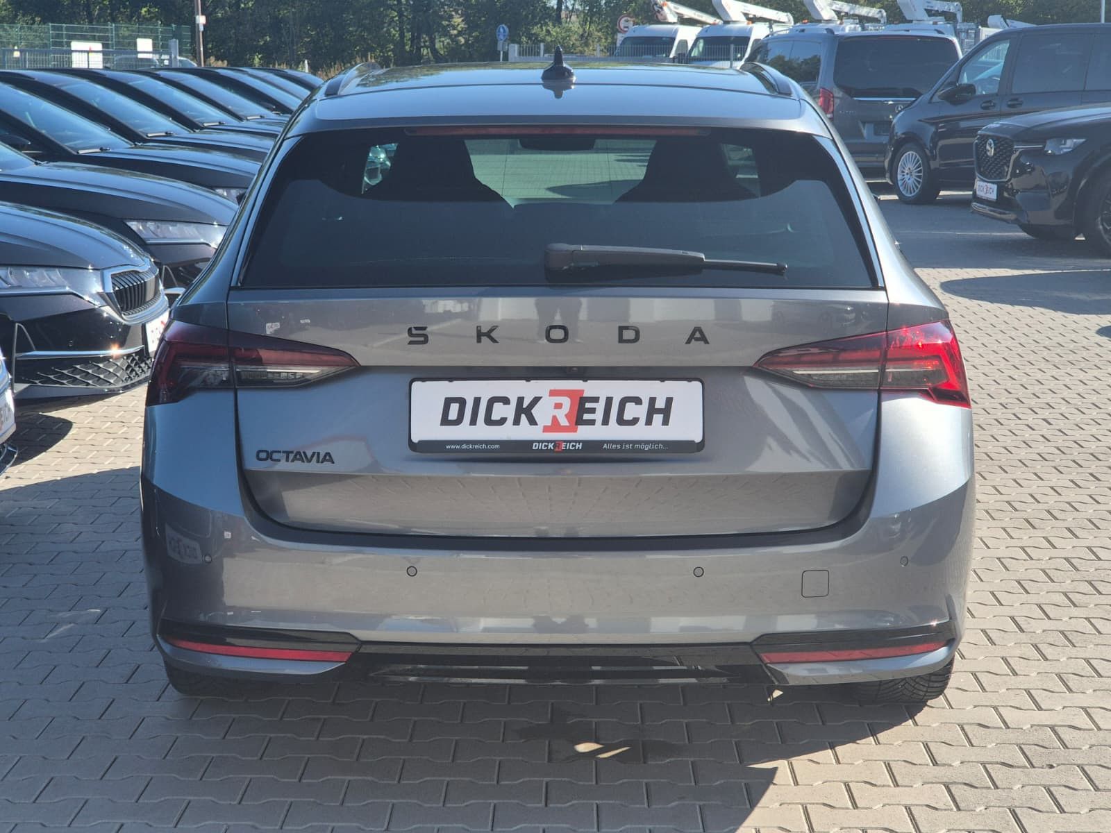 Fahrzeugabbildung SKODA Octavia 1.5 DSG Sportline PANO*MATRIX*AHK*5J.GAR