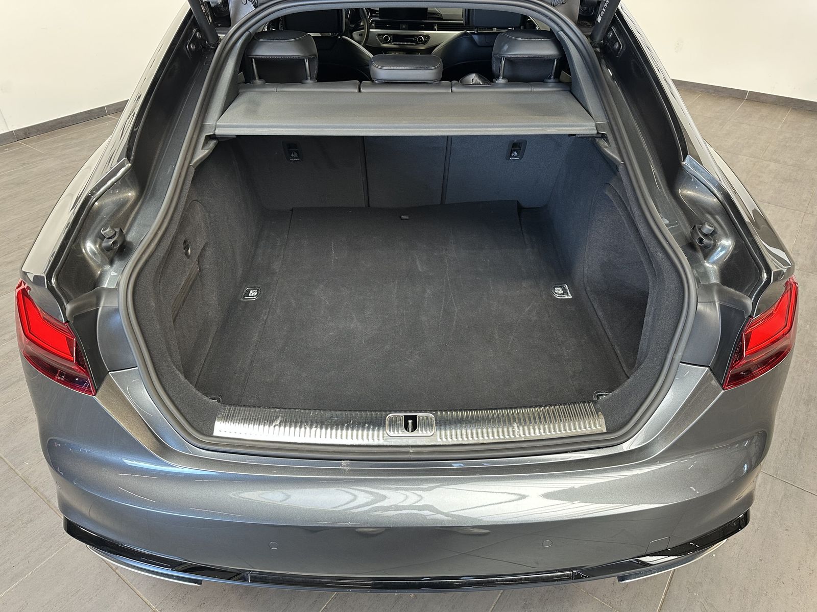 Fahrzeugabbildung Audi A5 SpB 40 TFSI S-Line Black NAV+MATRIX+VCOCK+KAM
